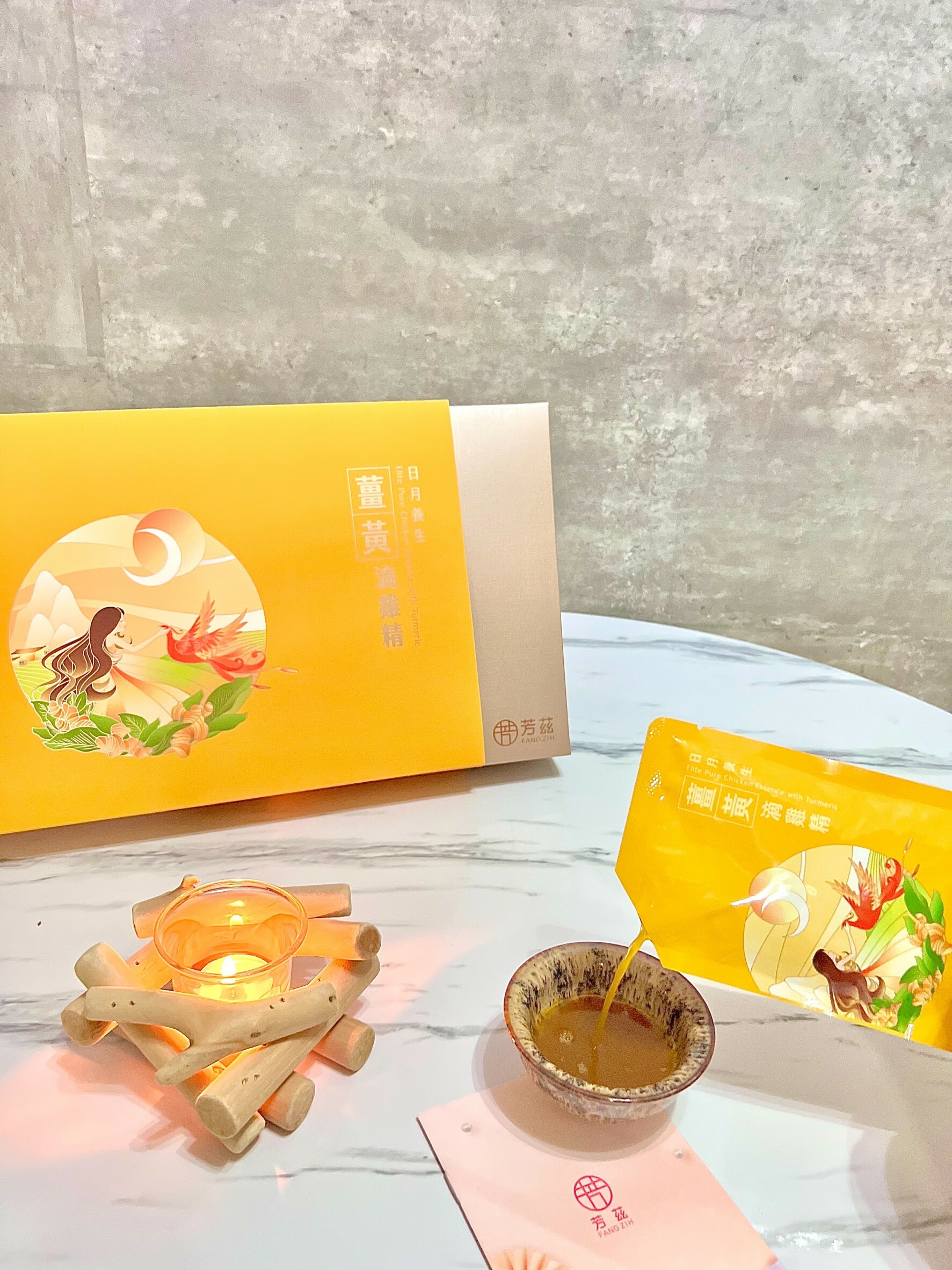 日月養生薑黃滴雞精將滴雞精與薑黃不計成本以 1:1 的黃金比例融合，營養加倍，且口感香醇無腥味不會有薑黃的辛辣味，保留像是雞湯一樣的濃醇口感。