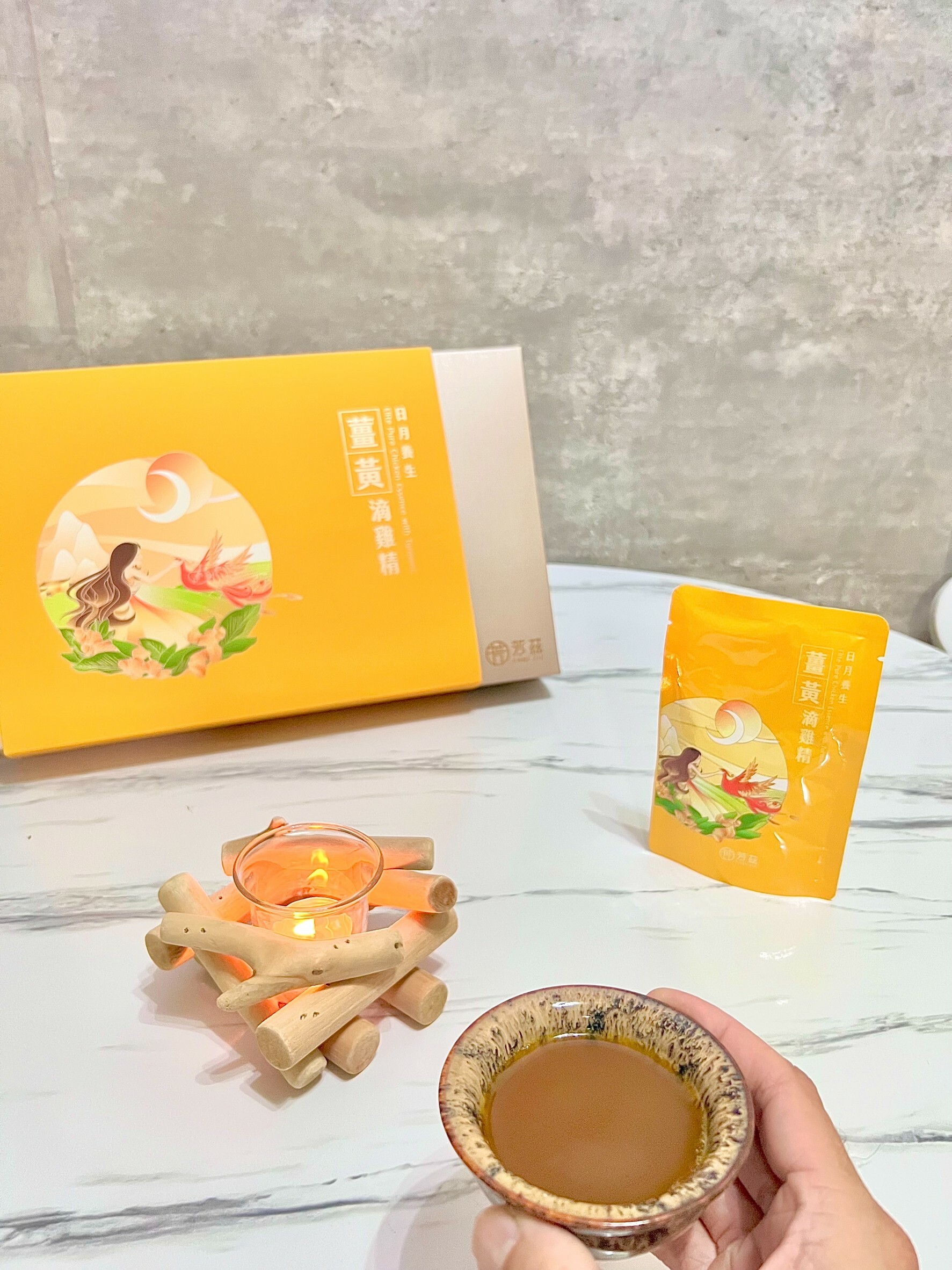 日月養生薑黃滴雞精，將滴雞精與薑黃不計成本以 1:1 的黃金比例融合，營養加倍，且口感香醇無腥味不會有薑黃的辛辣味，保留像是雞湯一樣的濃醇口感。