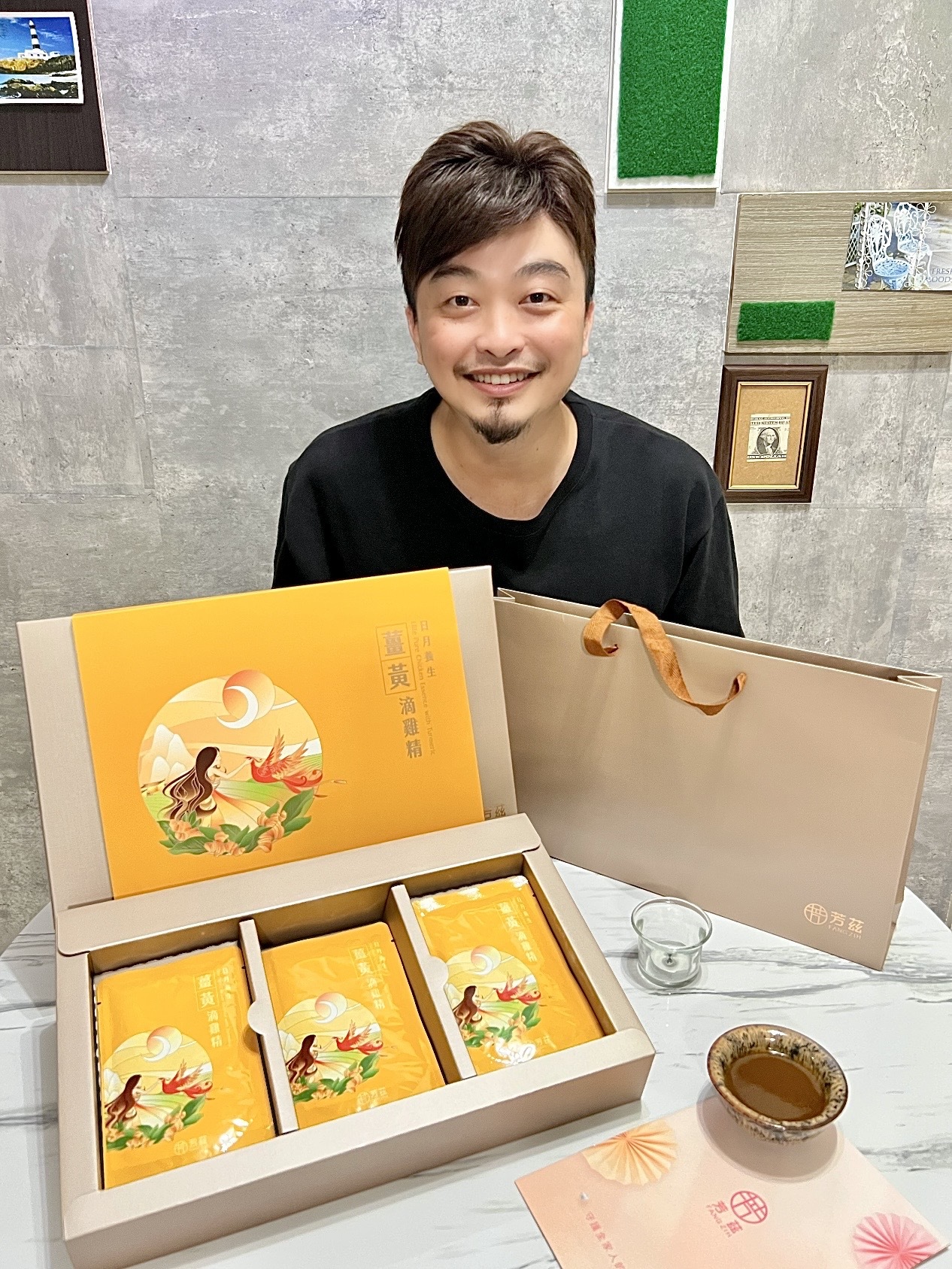 每次家裡煮個雞湯超費時又費力， 薑黃滴雞精就更不用說了， 溫順好喝不嗆辣， 而且自己煮又怕火侯控制不好營養會流失， 自從有了芳茲生技， 現在都不用怕了也超級方便的