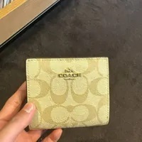 [S] COACH C3309 SIGNATURE PVC SNAP WLT,IM/LT KHAKI/LT SADDLE, 195031679223 (SCO406)