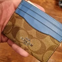 [S] COACH CH415 SIGNATURE SLM ID CC,SV/KHAKI/RACER BLUE, 195031949661 (SCO297)