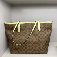 [S] COACH 5696 SIGNATURE CITY TOTE,SV/KHAKI/PALE LIME, 195031952852 (SCO316)