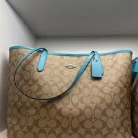 [S] COACH 5696 SIGNATURE CITY TOTE,SV/KHAKI/TEAL, 195031952838 (SCO317)