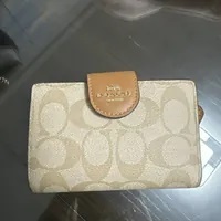 [S] COACH C0082 SIGNATURE MDM CRNR ZP,IM/LT KHAKI/LT SADDLE, 195031949579 (SCO325)