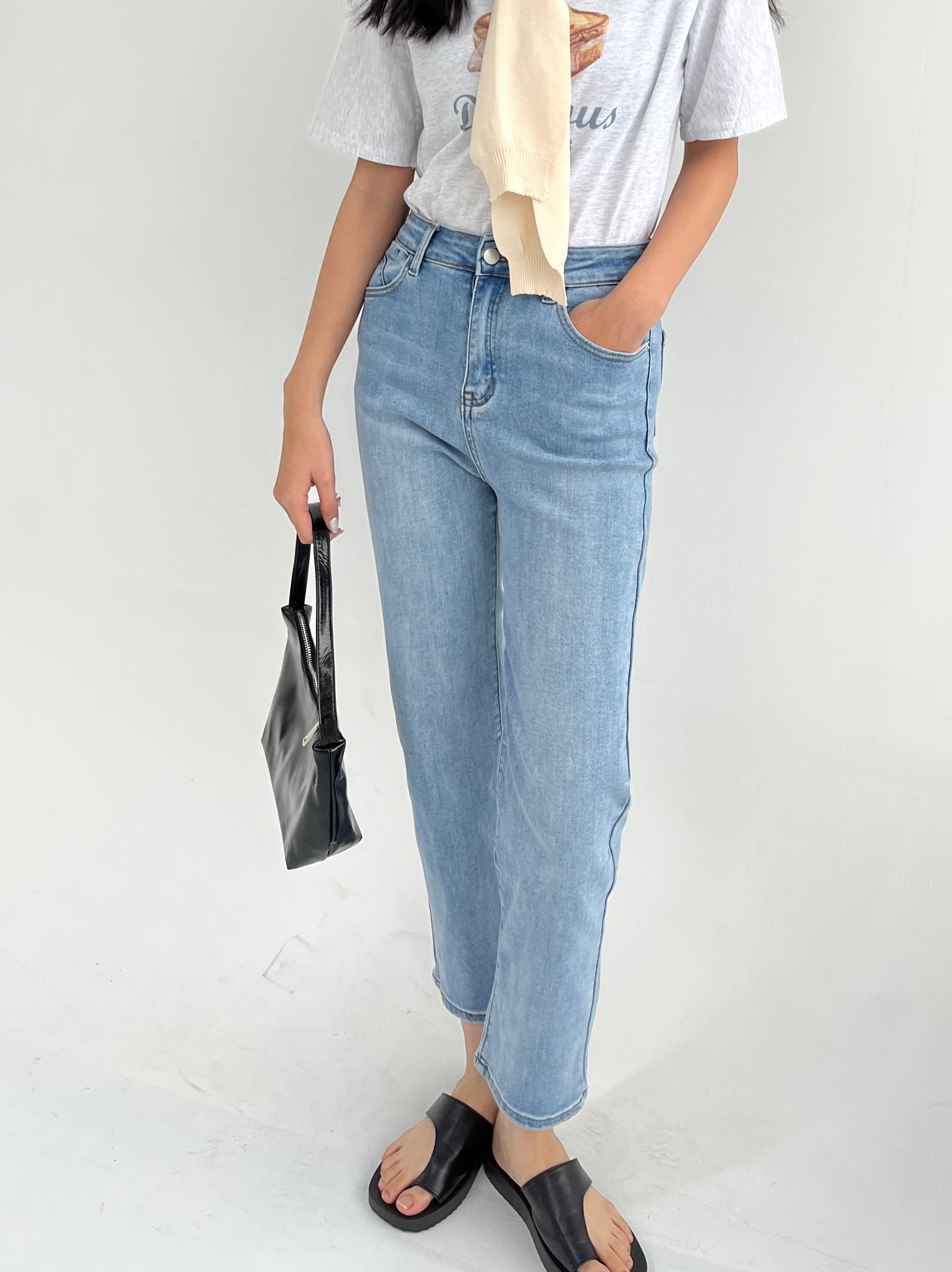 （現＋預）口袋小造型淺藍直筒牛仔褲