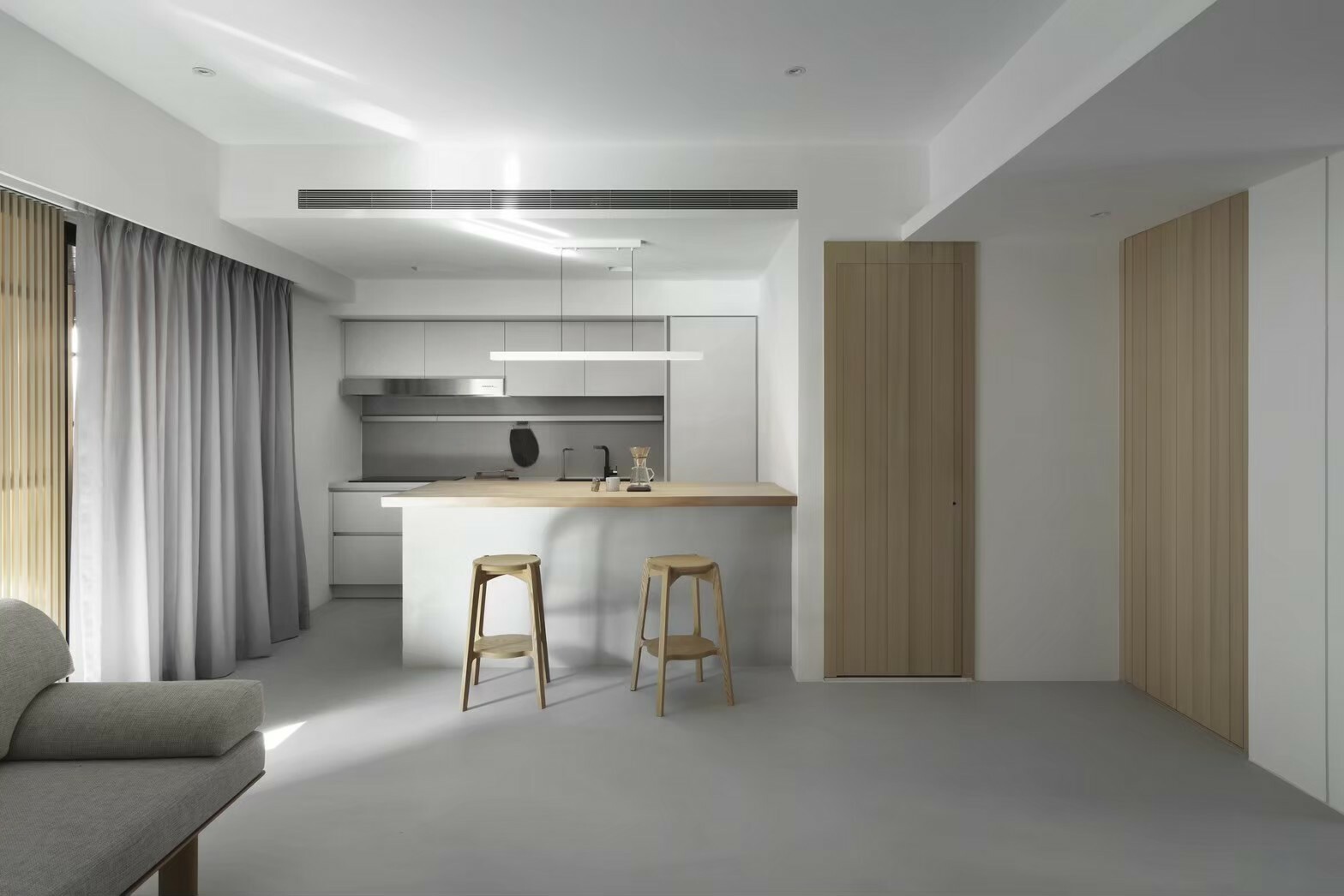 圖為使用長度210公分、寬度88-90公分、厚度6公分的索羅門檜木一枚板，所製成的實木吧台。photo credit: 成舍設計