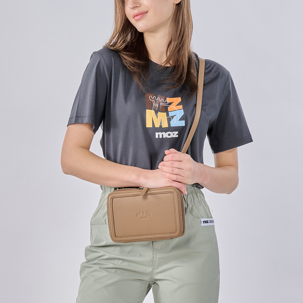 moz瑞典 駝鹿 皮革 防潑水 斜背相機包 (奶茶)