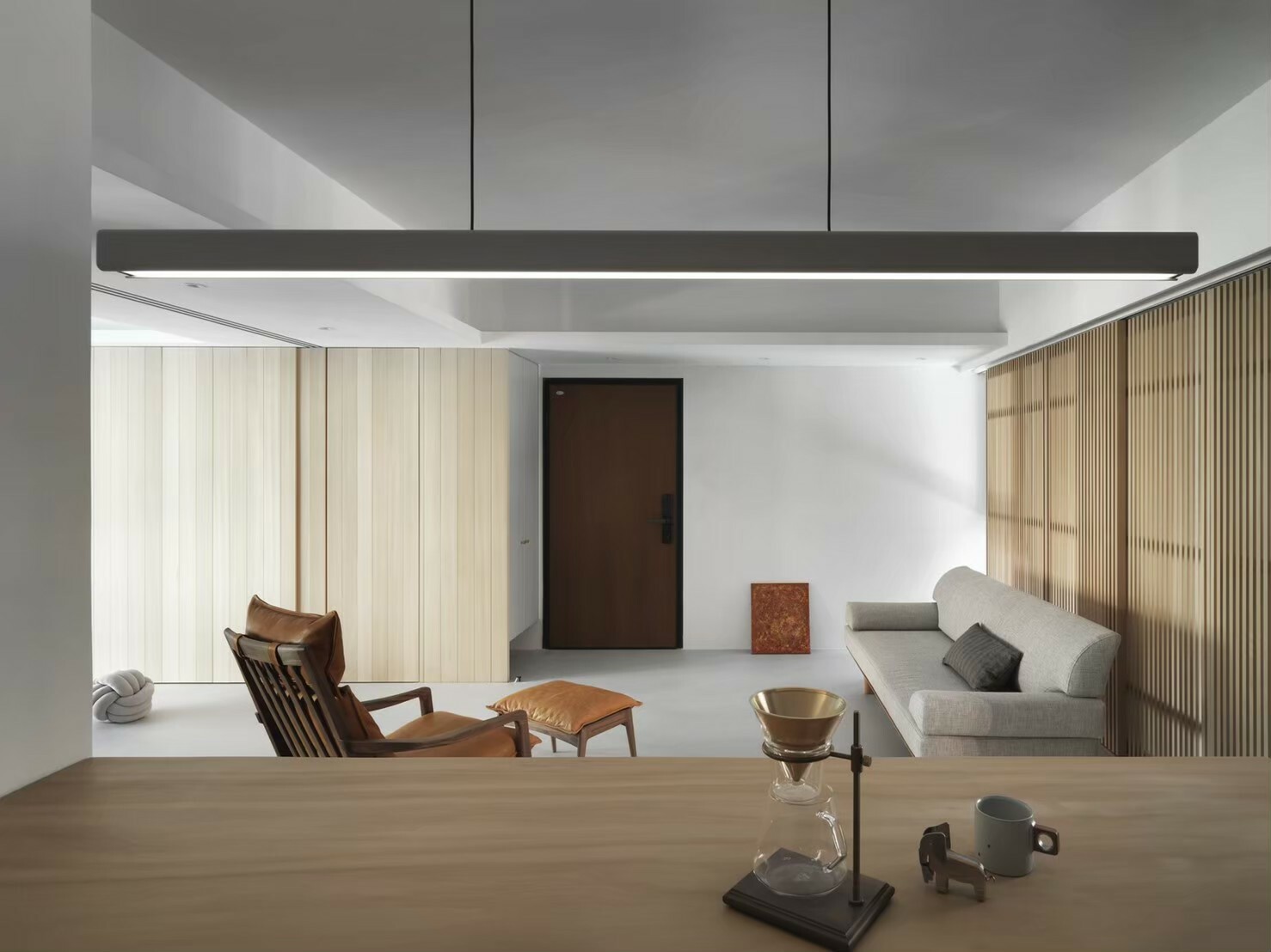 圖為使用長度210公分、寬度88-90公分、厚度6公分的索羅門檜木一枚板，所製成的實木吧台。photo credit: 成舍設計