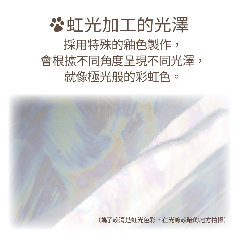 特殊的加工手法讓骨灰罐在不同角度會閃耀著不同的光芒,如極光般一樣美麗