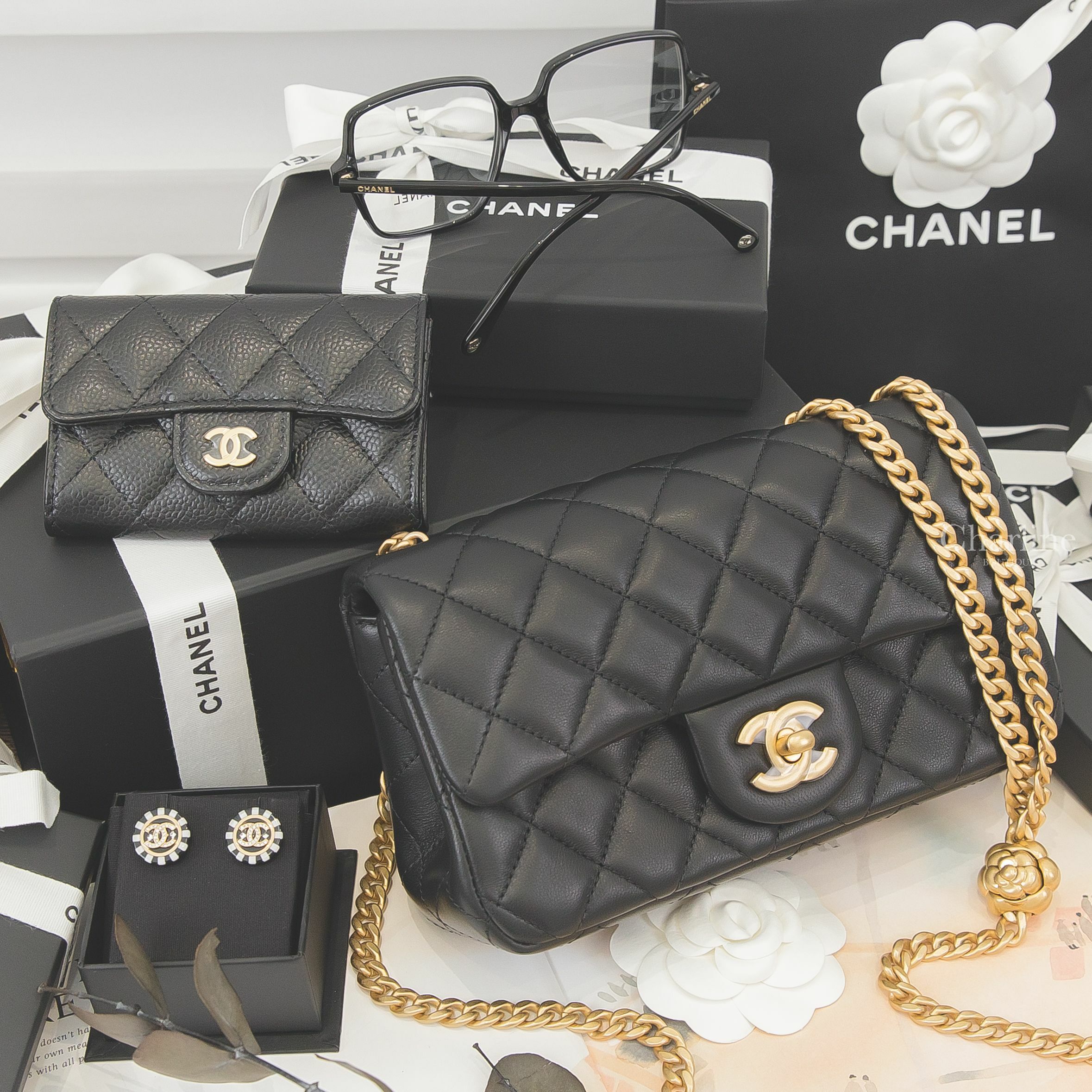 Chanel 黑色方框側邊金色 Logo 鏡腳透明圓型CC平光眼鏡,黑色金CC金色山茶花鍊帶20cm小羊皮菱格紋手提肩背包,黑色金CC酒紅內裡荔枝菱格紋零錢夾,黑白相間金色水鑽CC金框圓形耳環-Charline Boutique 精品代購