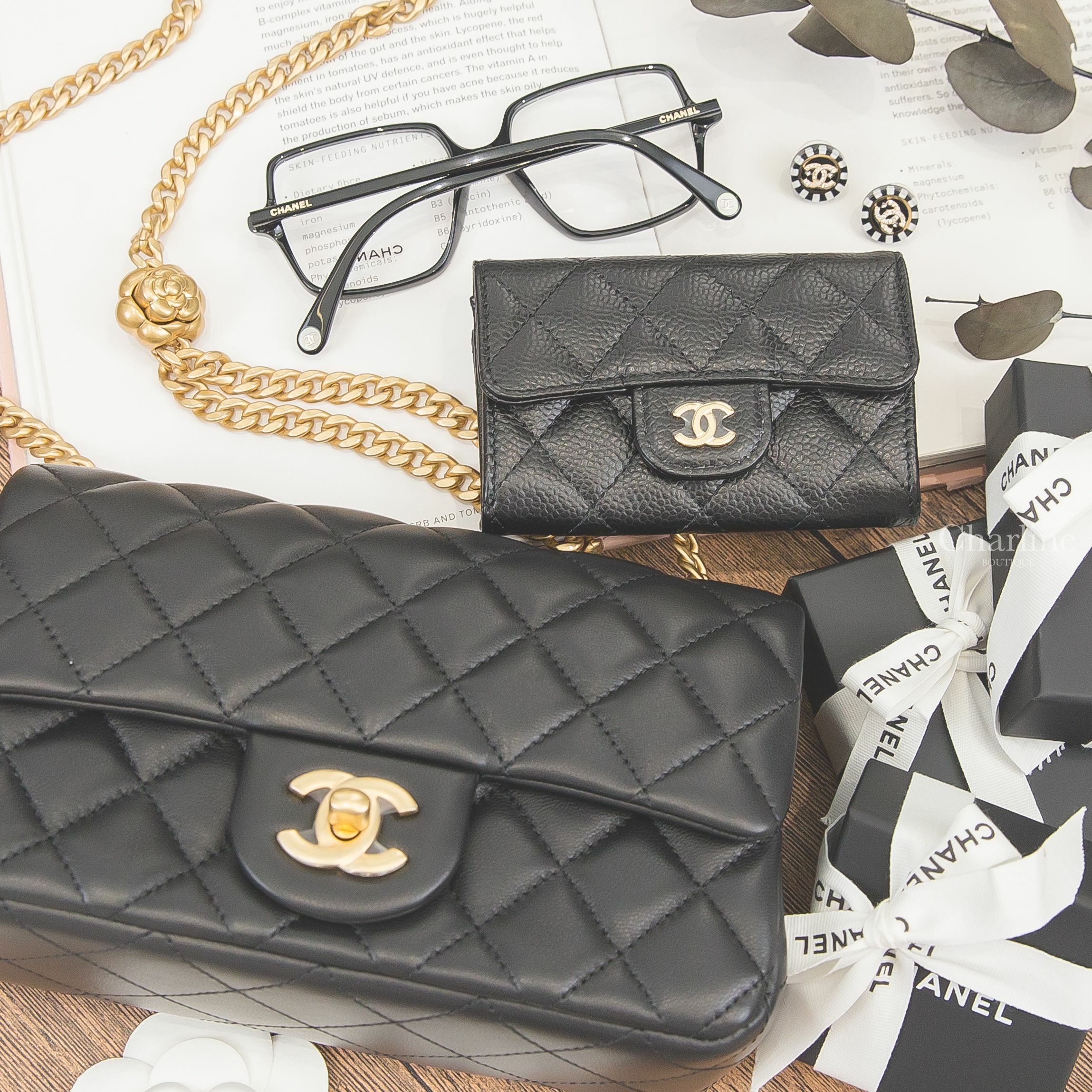 Chanel 黑色方框側邊金色 Logo 鏡腳透明圓型CC平光眼鏡,黑色金CC金色山茶花鍊帶20cm小羊皮菱格紋手提肩背包,黑色金CC酒紅內裡荔枝菱格紋零錢夾,黑白相間金色水鑽CC金框圓形耳環-Charline Boutique 精品代購