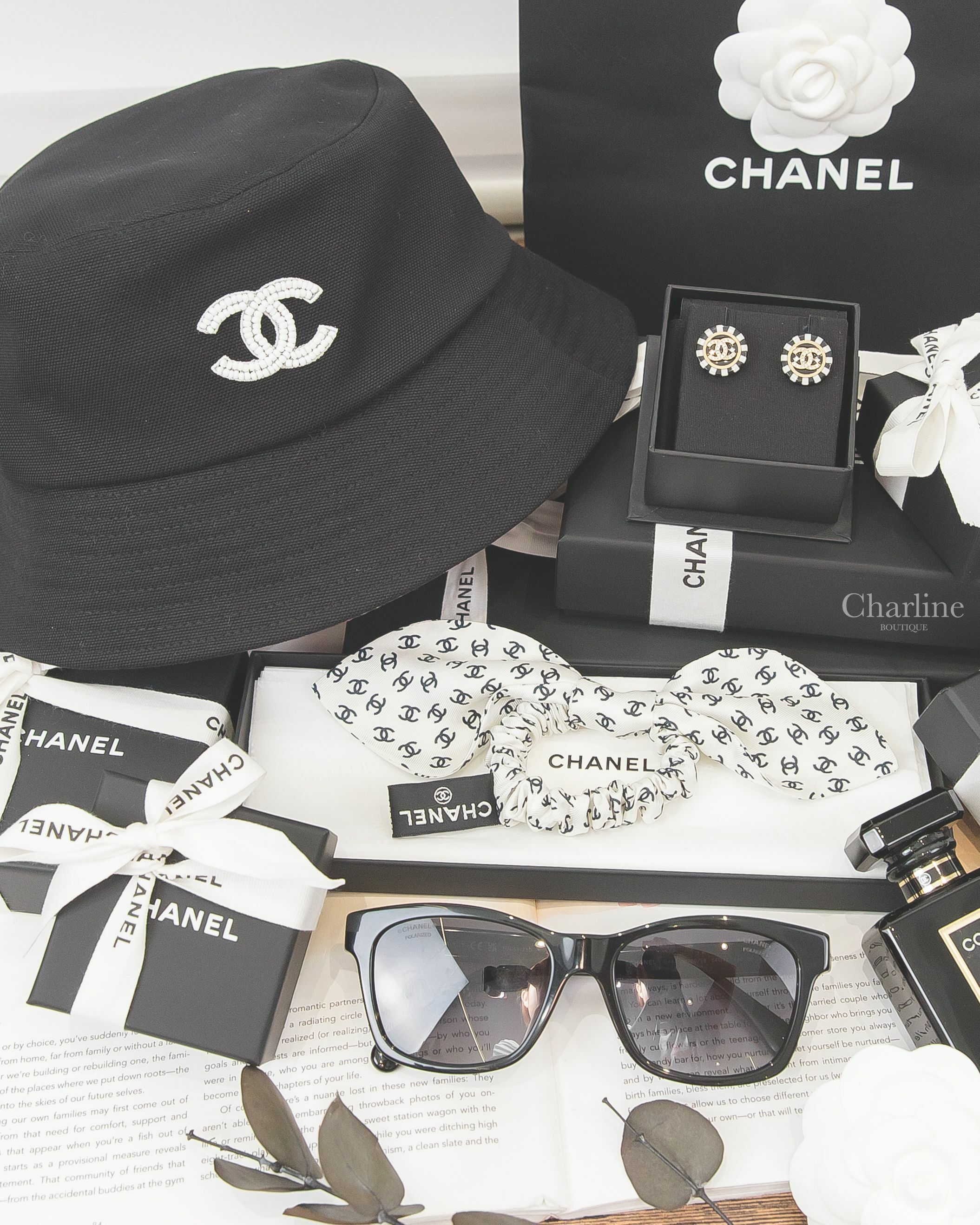 Chanel黑色方框漸變鏡片側邊菱格紋白色CC太陽眼鏡,Chanel黑白相間金色水鑽CC金框圓形耳環,Chanel黑底白色珠珠CC拼黑紅格紋內裡棉質漁夫帽,Chanel白底滿版黑色CC真絲蝴蝶結髮束-Charline Boutique 精品代購