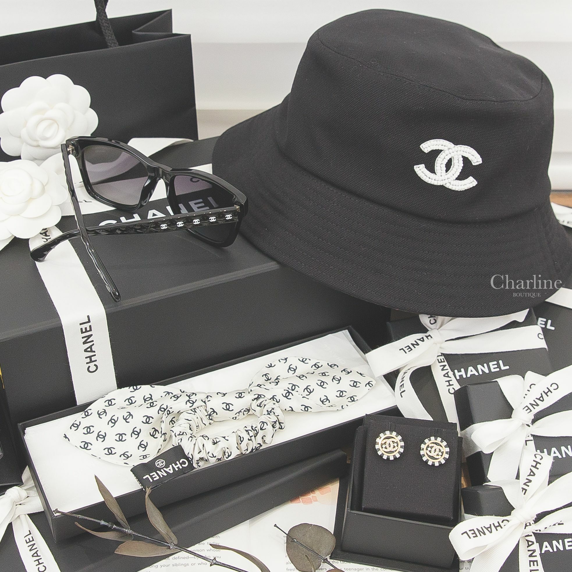 Chanel黑色方框漸變鏡片側邊菱格紋白色CC太陽眼鏡,Chanel黑白相間金色水鑽CC金框圓形耳環,Chanel黑底白色珠珠CC拼黑紅格紋內裡棉質漁夫帽,Chanel白底滿版黑色CC真絲蝴蝶結髮束-Charline Boutique 精品代購