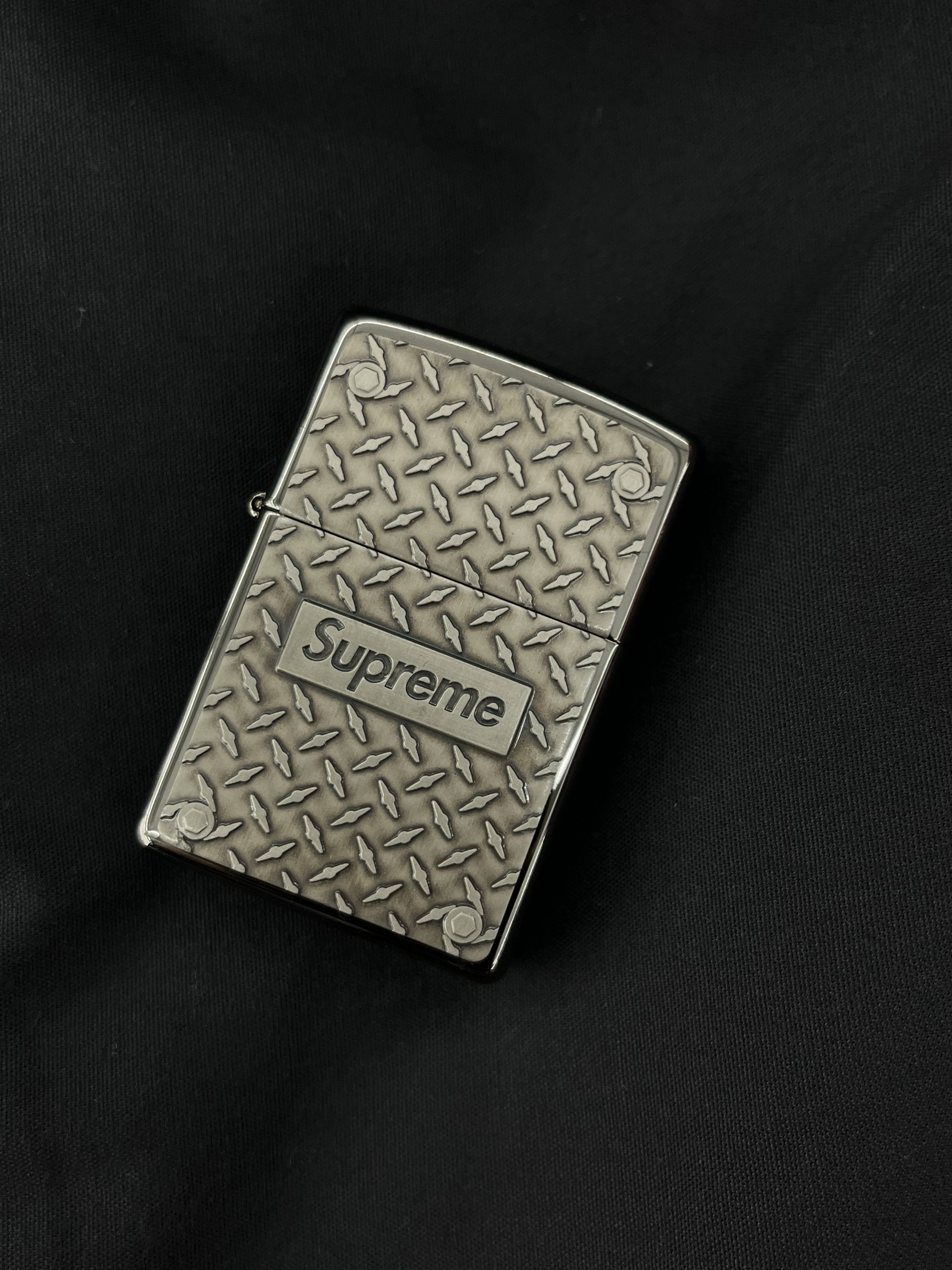 Supreme Diamond Plate Zippo 打火機| FLOMMARKET