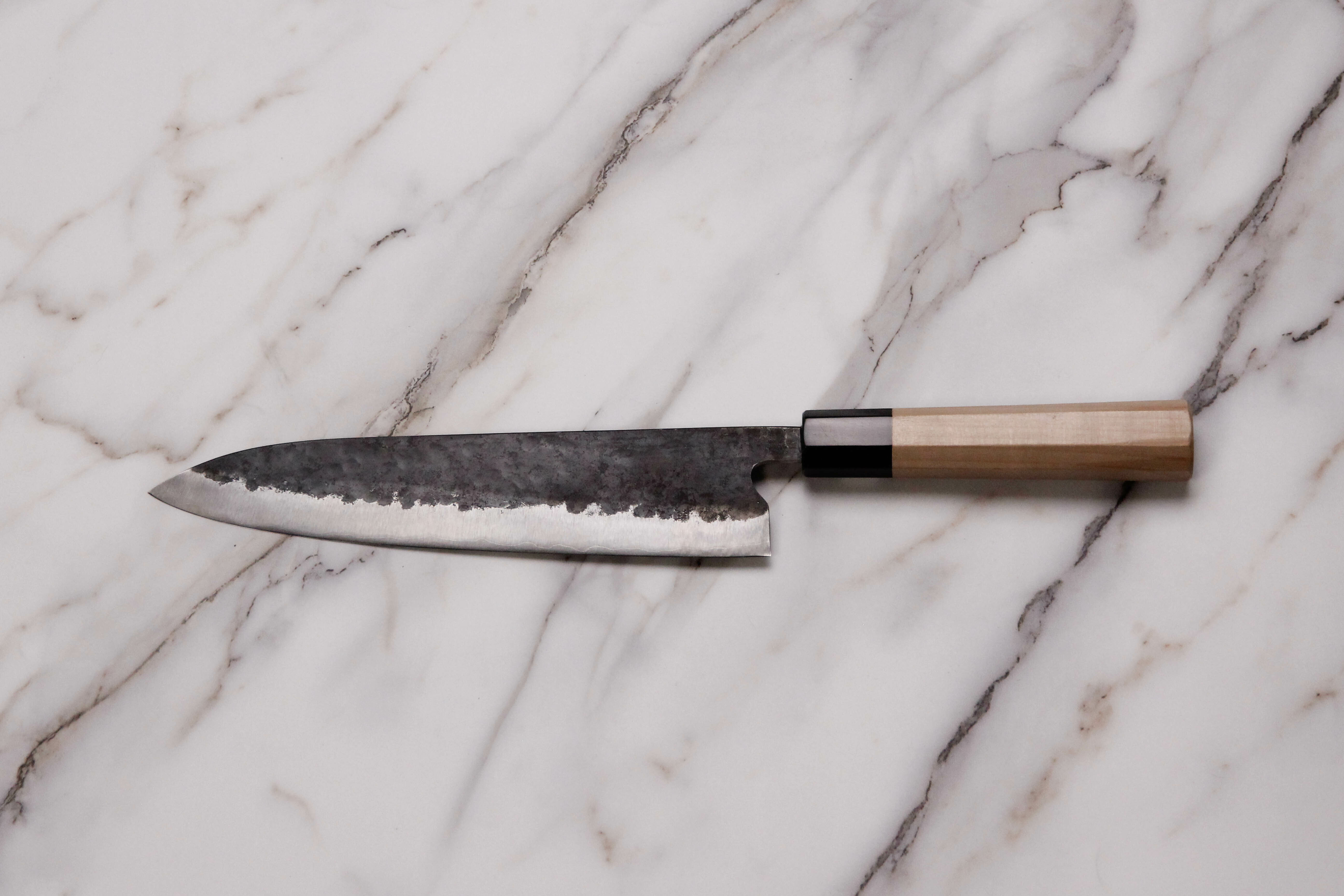 藤原照康傳家寶刀超青鋼牛刀240 mm 指切黑打槌目朴木八角柄