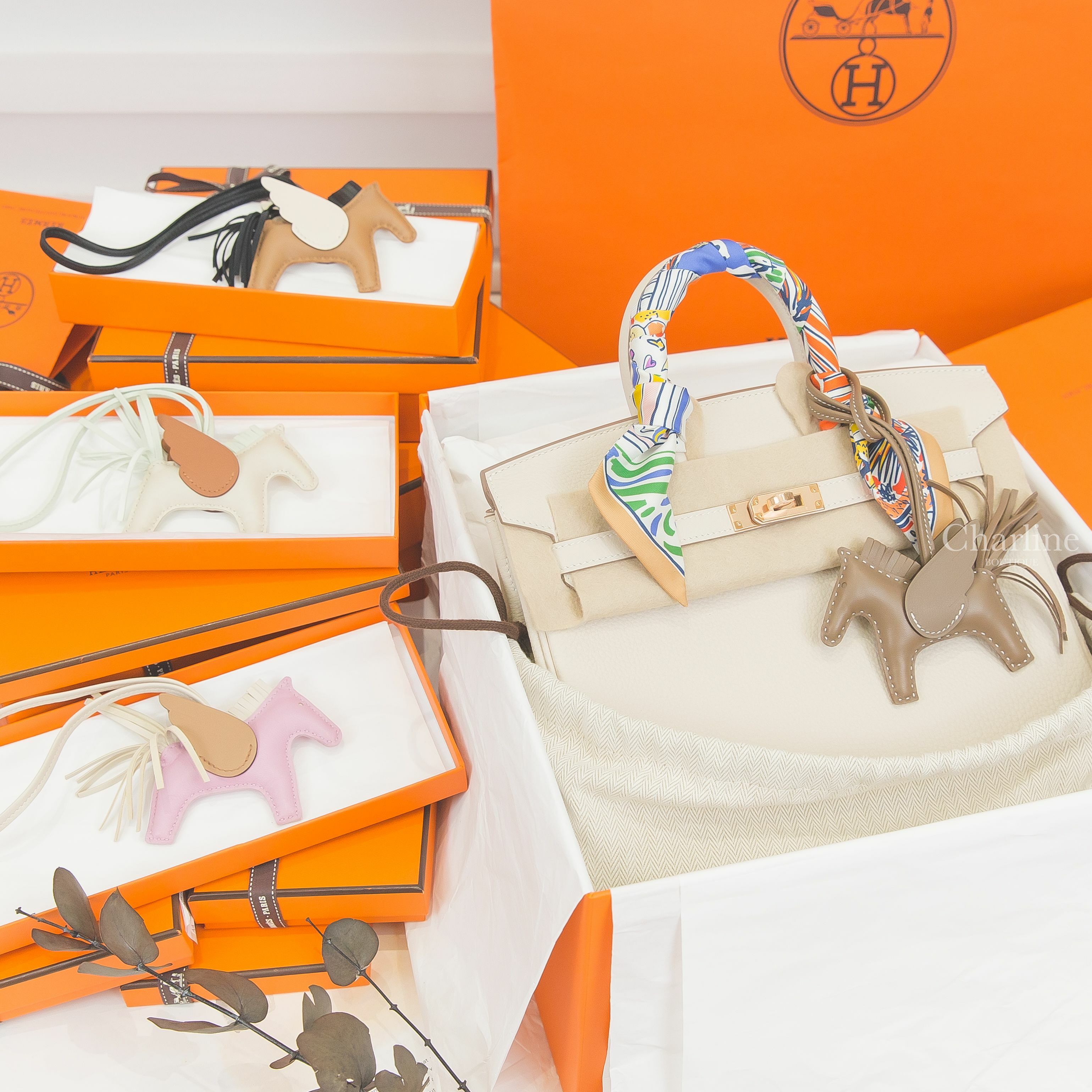 Hermès 大象灰小型飛馬吊飾,馬薩拉茶色/奶油白/黑色小型飛馬吊飾,錦葵粉/奶昔白/馬薩拉茶色小型飛馬吊飾,奶昔白/氣泡綠/焦糖色小型飛馬吊飾,Z刻奶昔白金釦凱莉包,綠色/藍色/彩色/手繪塗鴉絲巾-Charline Boutique 精品代購