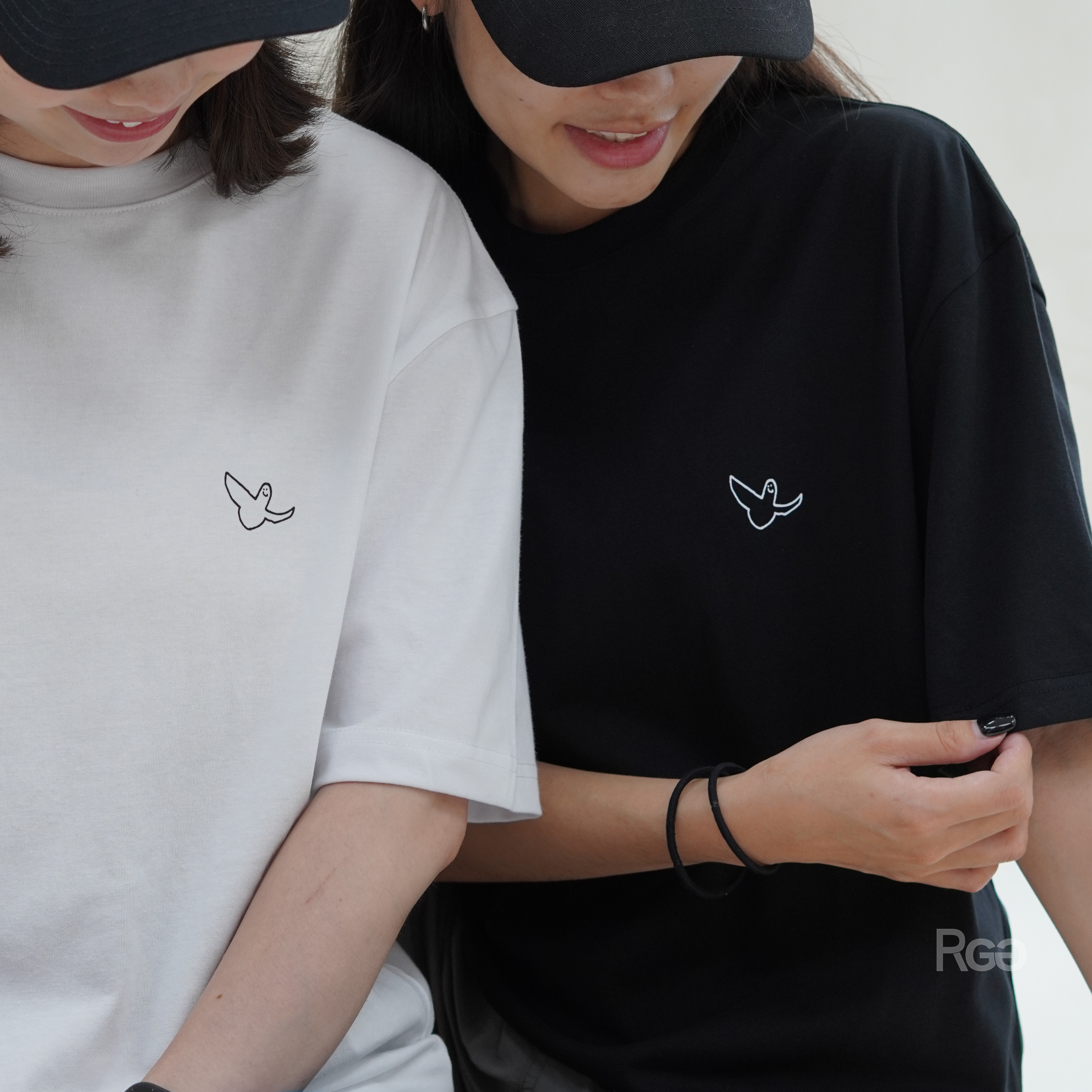 女模著What it isNt 小天使短T黑、白色實著