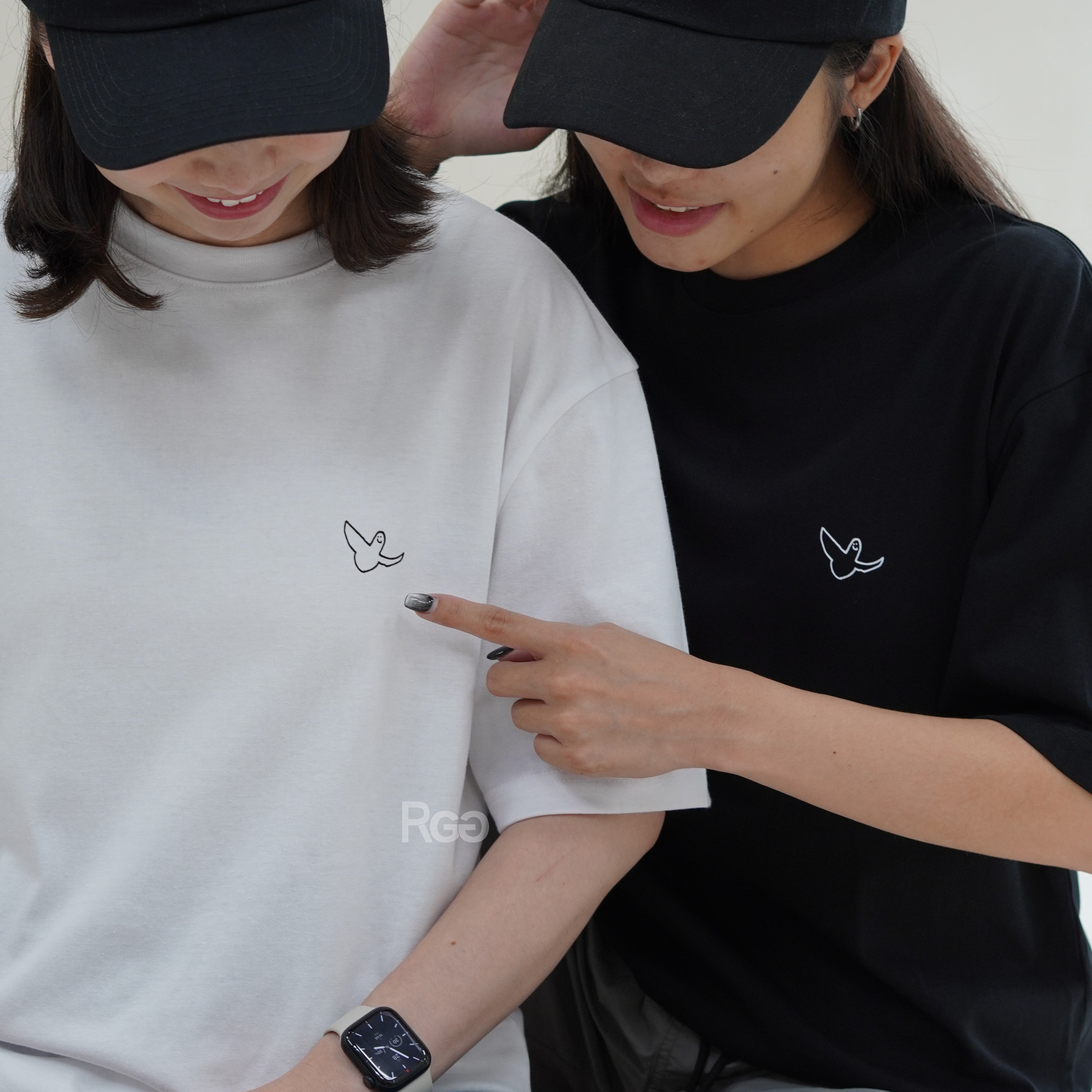 女模著韓國 What it isNt 小天使 兩件組 Logo 短T兩色實著