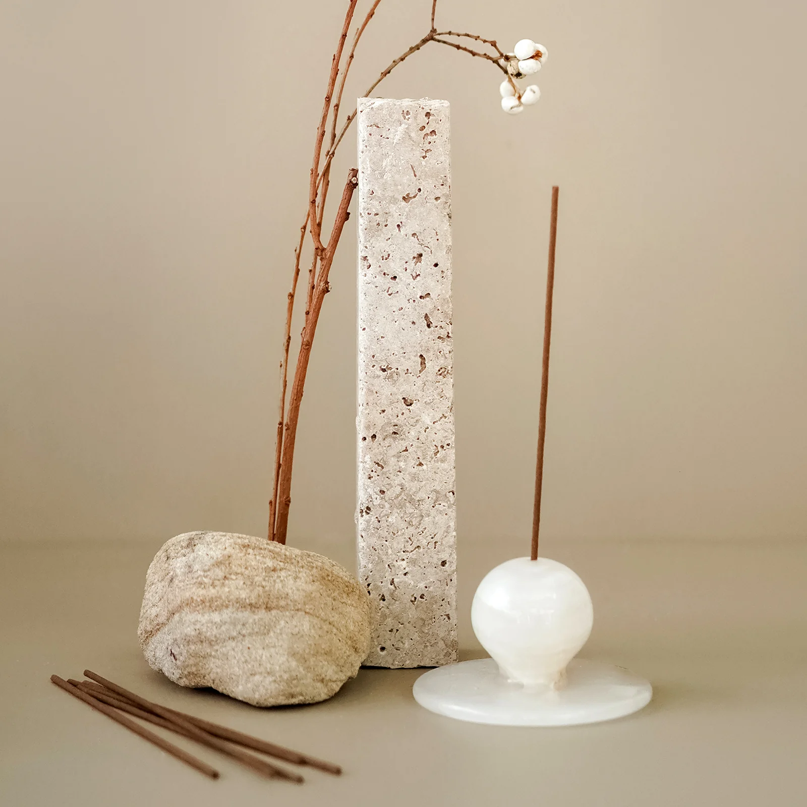 BLACK BLAZE Orb 白瑪瑙線香座