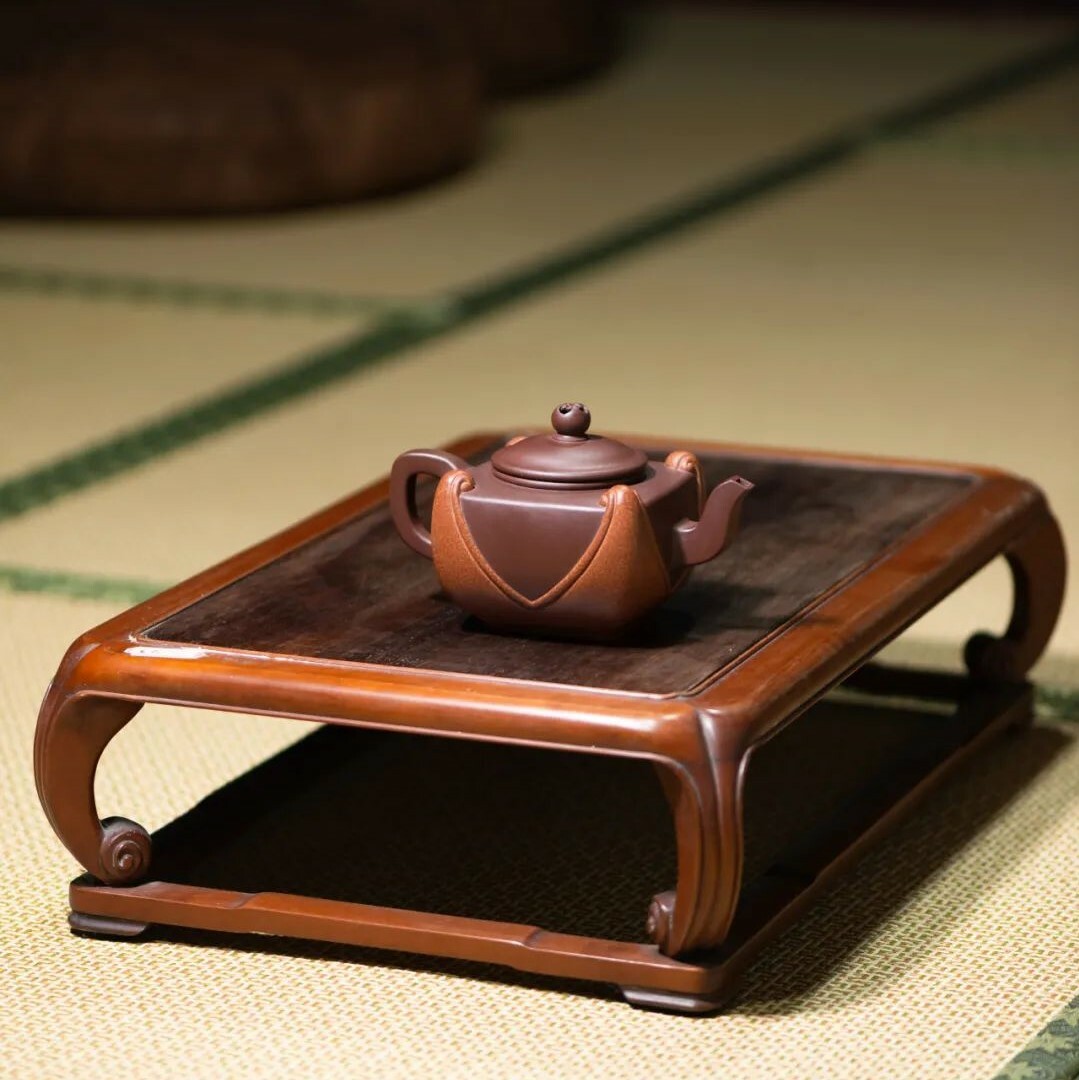 【四方如意】-- 四方壺型，線條硬糯兼有之，氣勢飽滿而敦厚。超凡脫俗的大器之作。