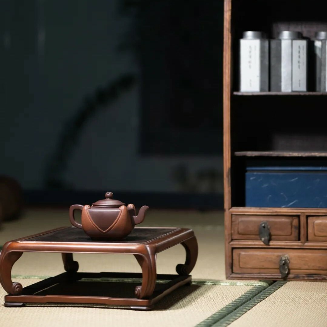 【四方如意】-- 四方壺型，線條硬糯兼有之，氣勢飽滿而敦厚。超凡脫俗的大器之作。