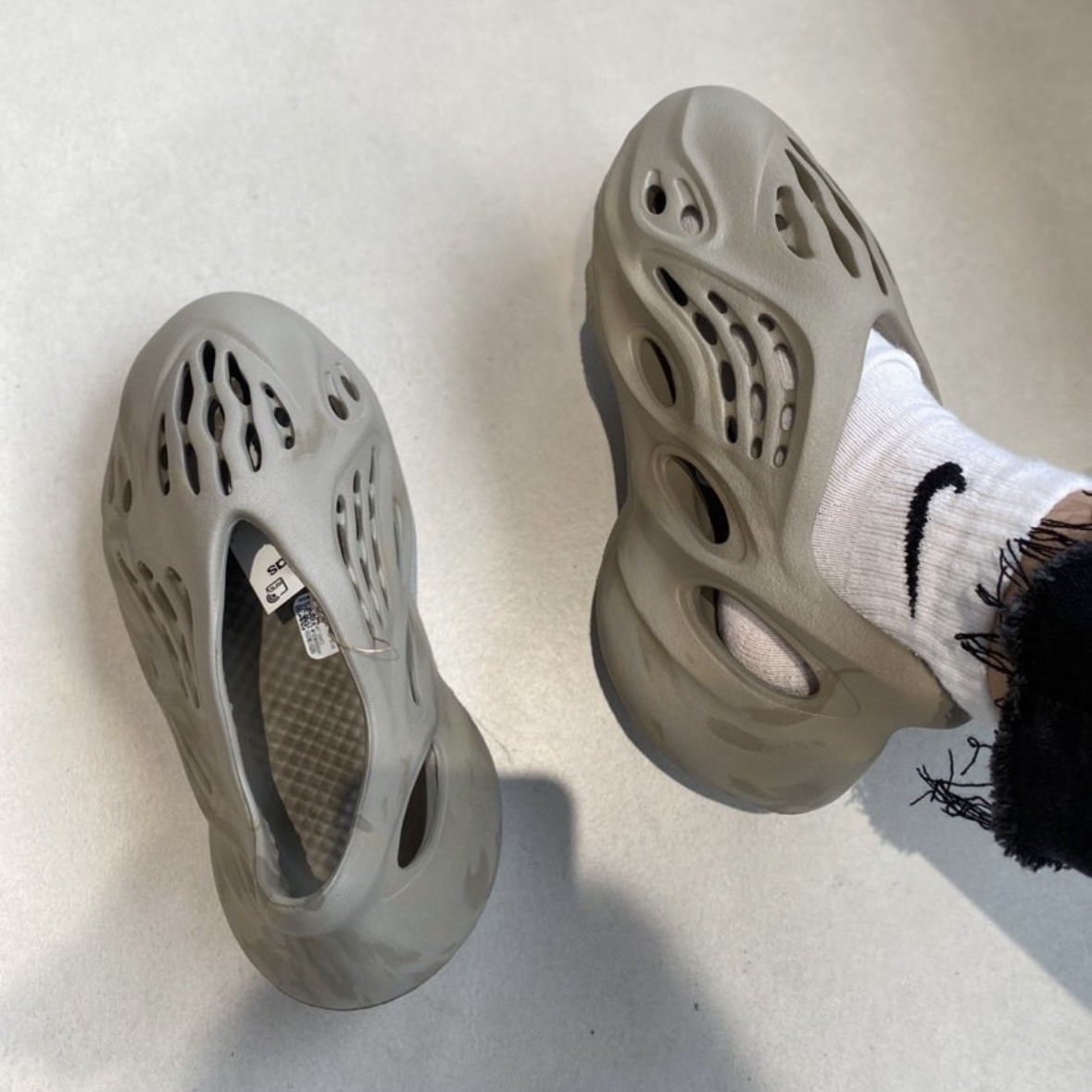 Adidas YEEZY FOAM RUNNER Stone Sage 灰棕 男女洞洞鞋 GX4472