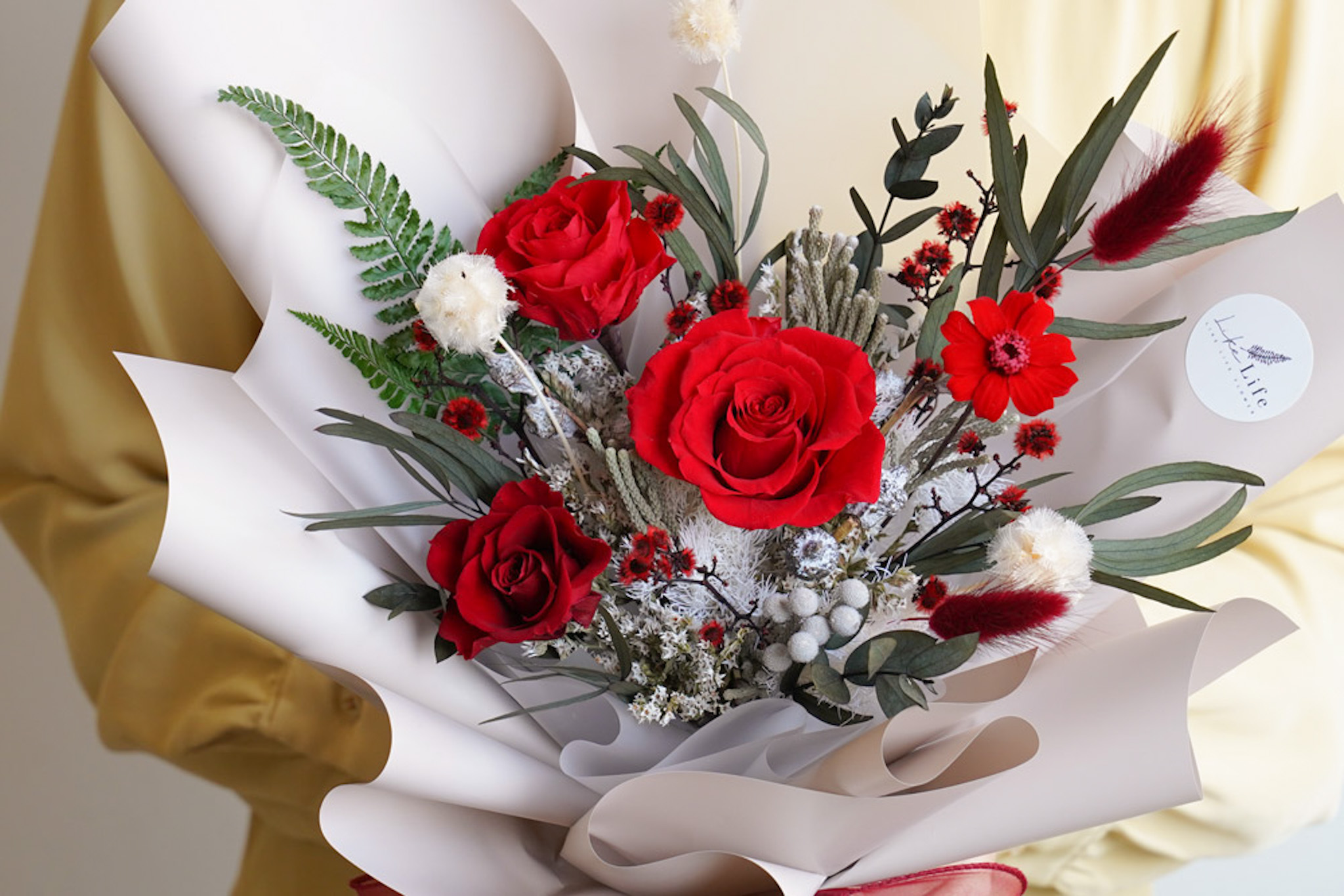 森林感紅玫瑰花束,紅玫瑰花束推薦,情人節紅玫瑰花束哪裡買,紅玫瑰永生花,台北代客送花服務,永生花紅玫瑰特寫