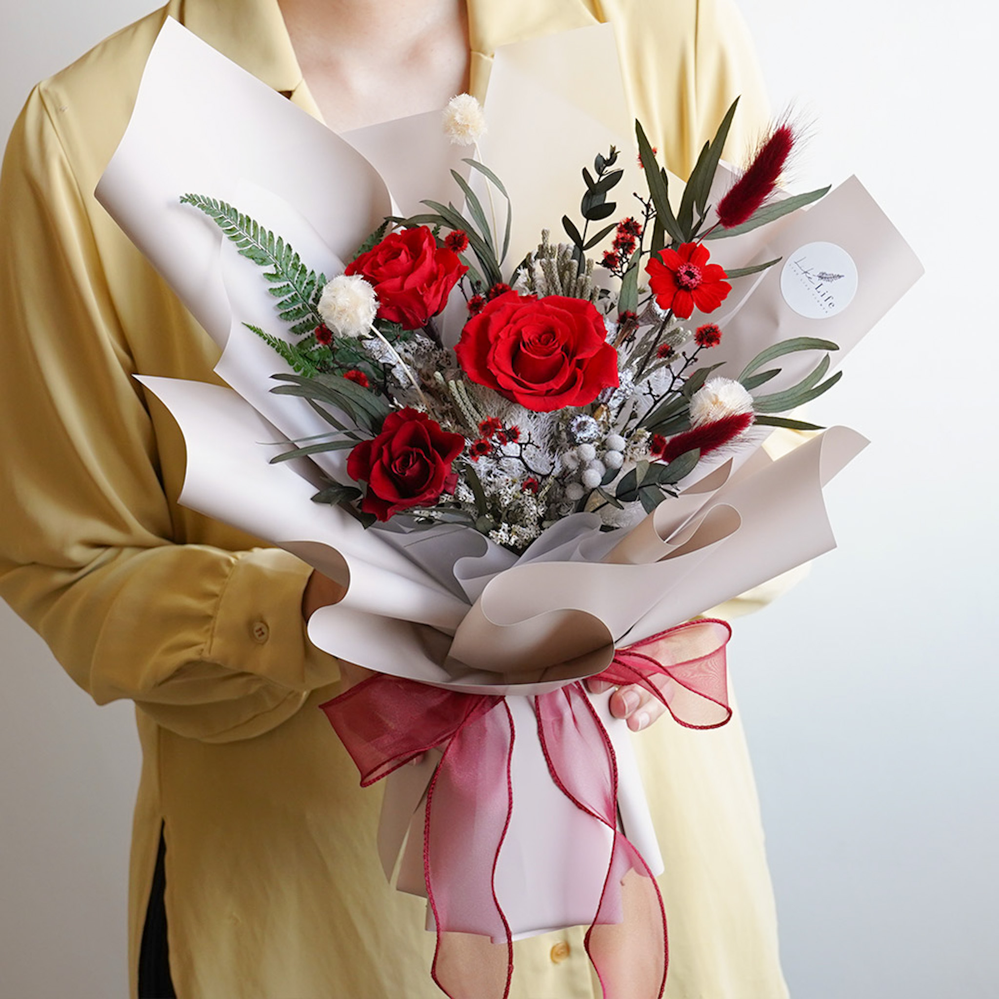 森林感紅玫瑰花束,紅玫瑰花束推薦,情人節紅玫瑰花束哪裡買,紅玫瑰永生花,台北代客送花服務,紅玫瑰特寫