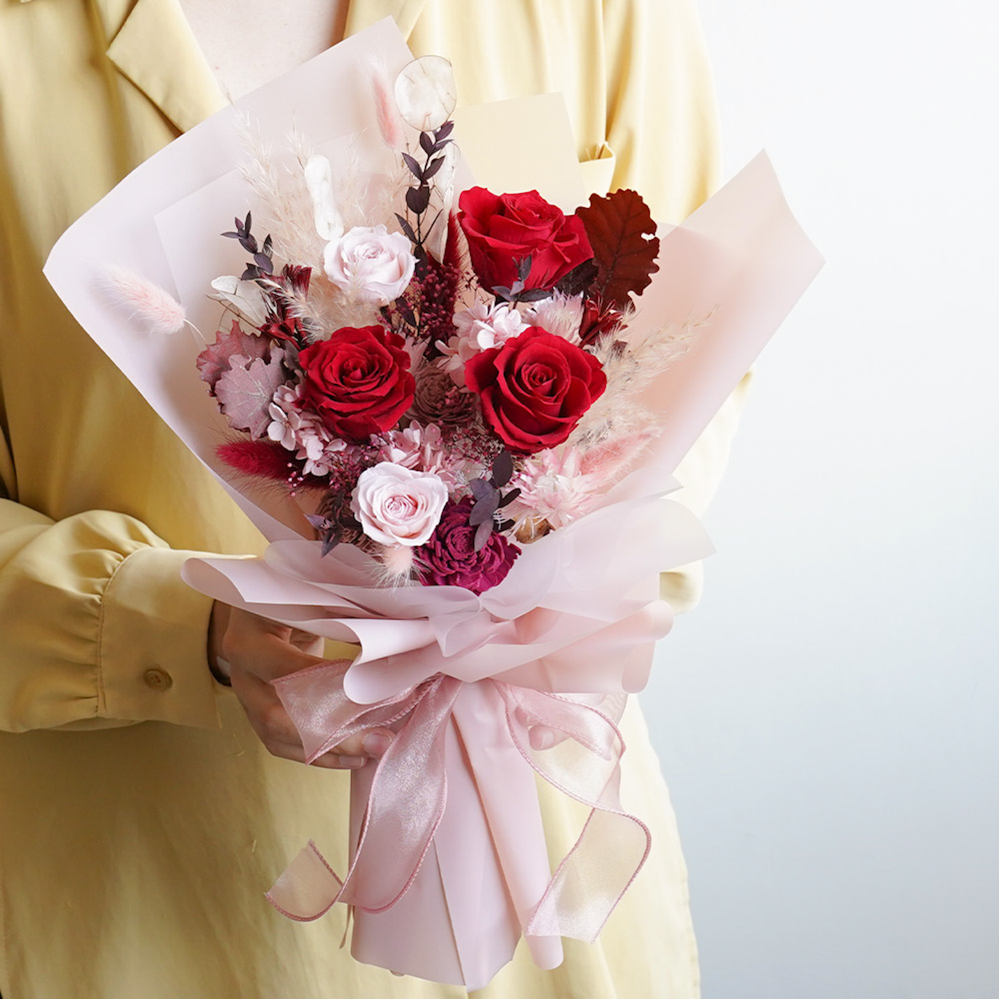 櫻花粉玫瑰花花束,櫻花粉玫瑰花花束推薦,台北代客送花,飯店送花服務,紅玫瑰永生花特寫