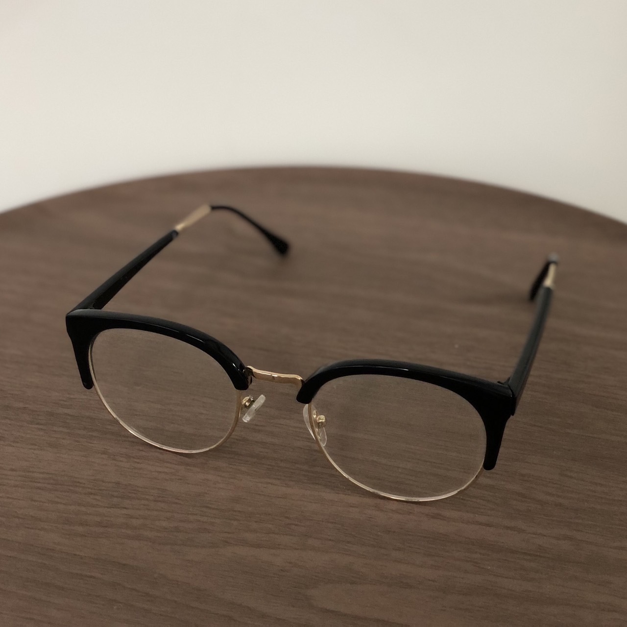 黑色半框眼鏡