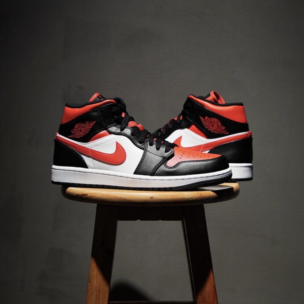 Nike Air Jordan 1 Mid "Bred Toe" 黑紅腳趾 芝加哥 男鞋 554724-079