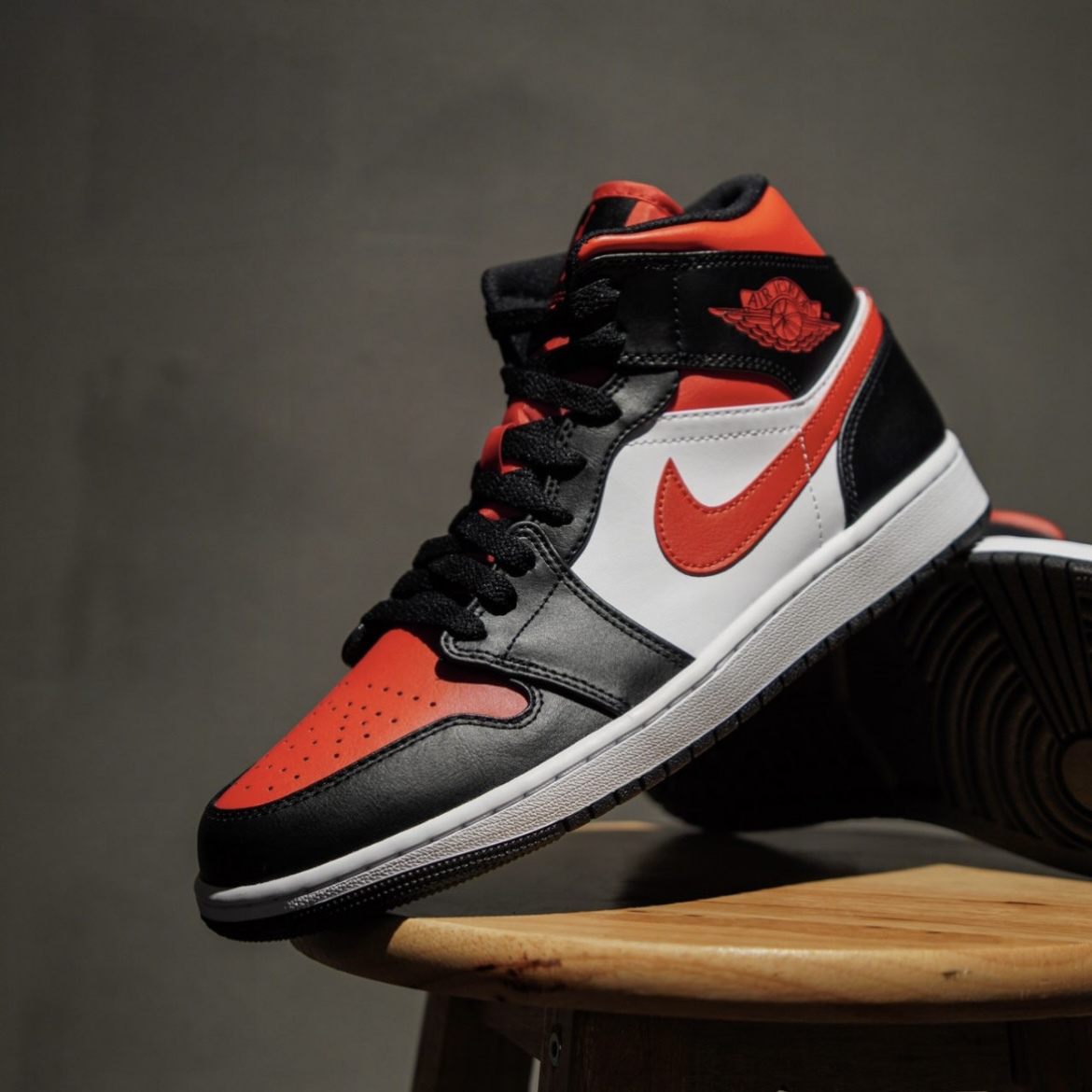 Nike Air Jordan 1 Mid "Bred Toe" 黑紅腳趾 芝加哥 男鞋 554724-079