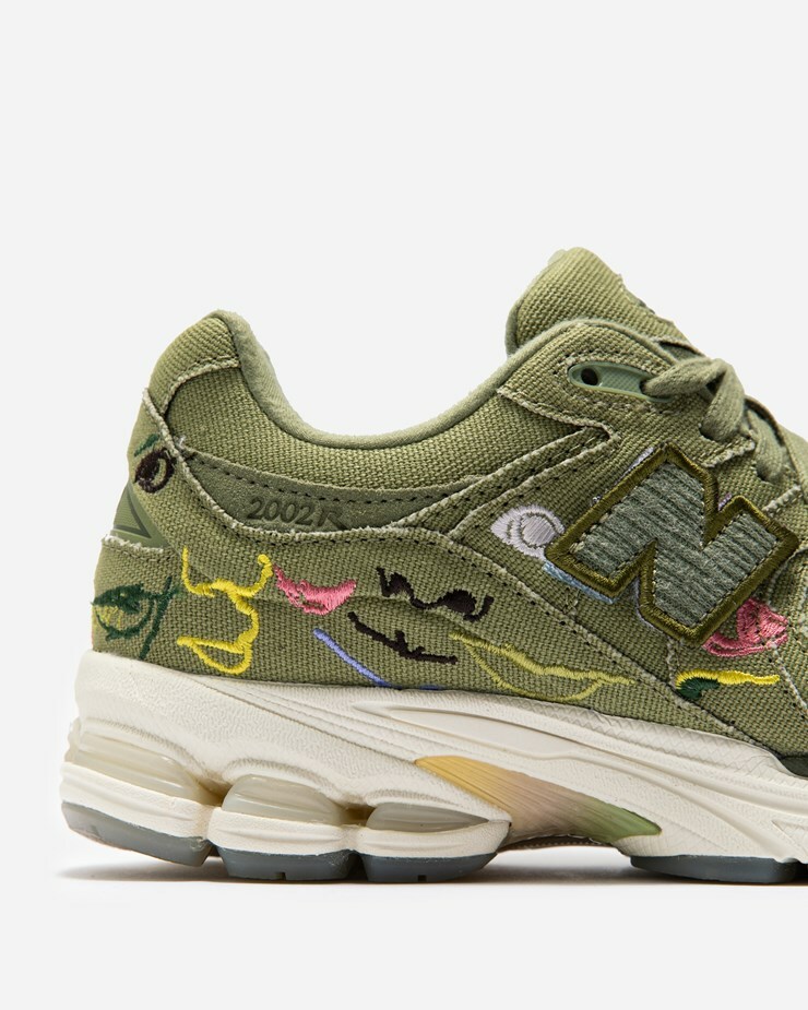 NEW BALANCE 2002R X BRYANT GILES