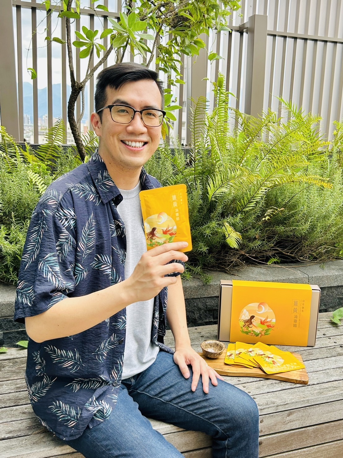 前一陣子傑森先生明顯感受到代謝的反撲，畢竟白天忙碌著工作，有了芳茲薑黃滴雞精這款產品結合了薑黃的營養價值和滴雞精的多元營養，讓他因為忙碌而產生的代謝狀況大大的改善