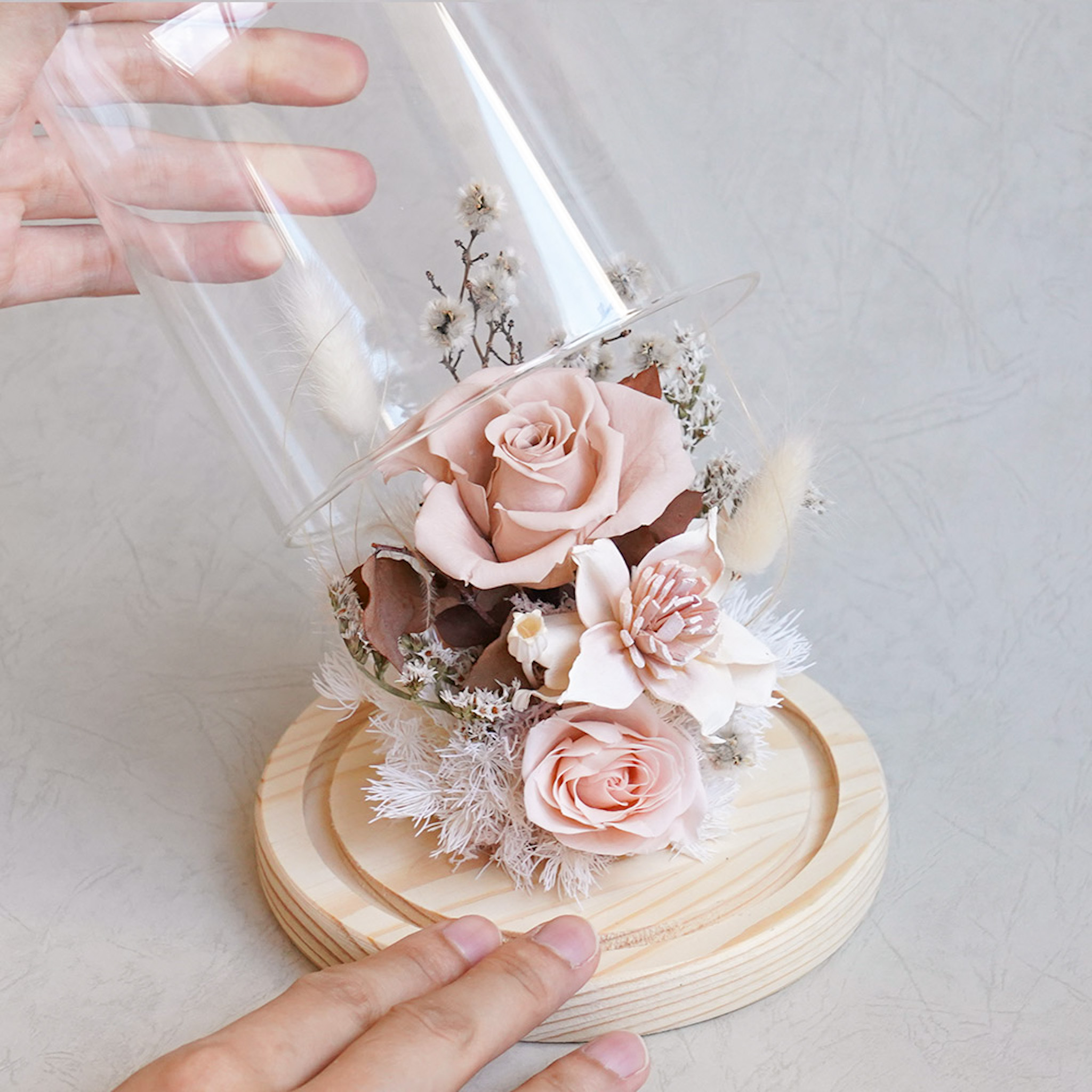 奶茶色玫瑰永生花玻璃罩,永生花奶茶色玫瑰花,奶茶色玫瑰花玻璃罩推薦,台北喜歡生活乾燥花店,代客送花服務,玫瑰花特寫