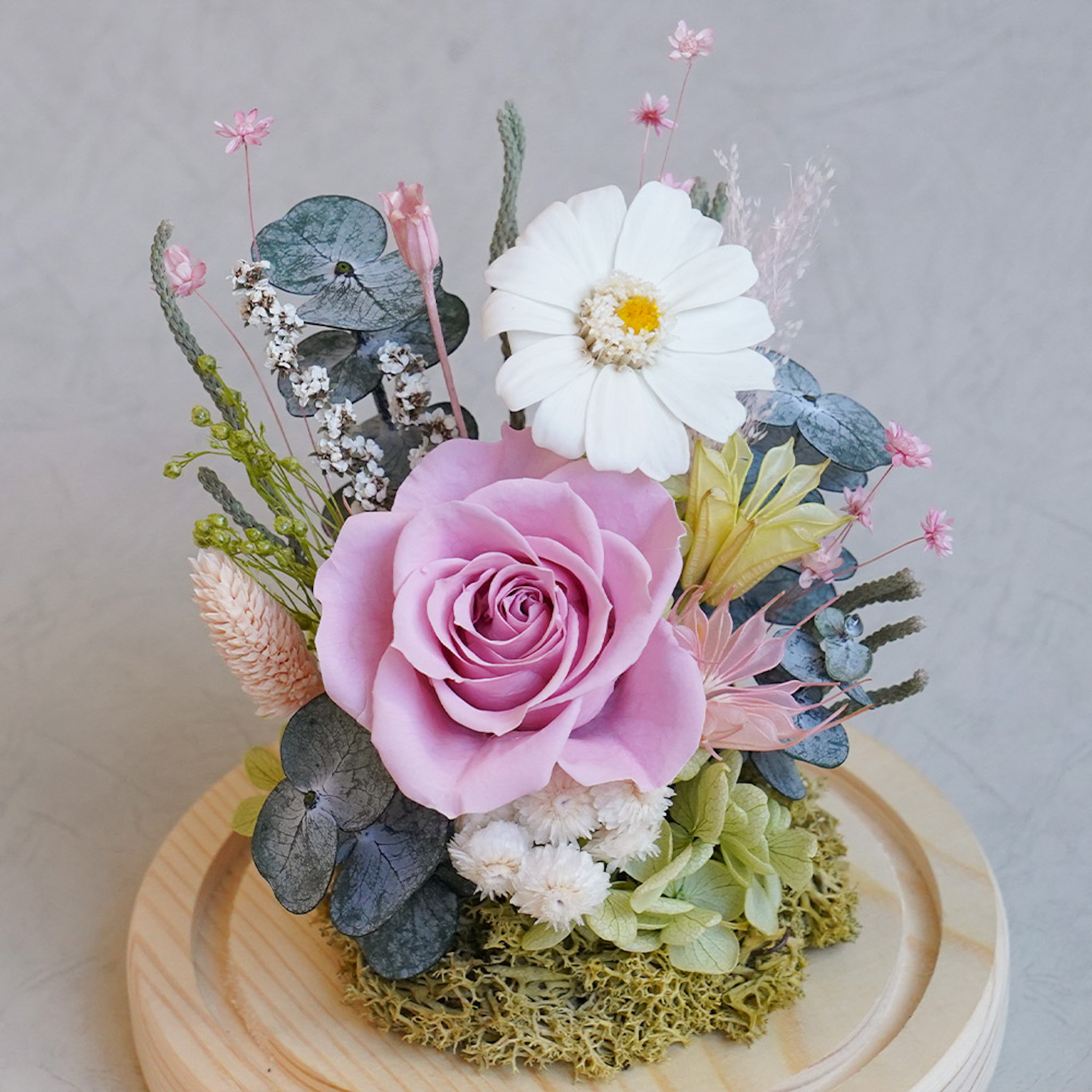 粉玫瑰永生花玻璃罩,太陽花永生花奶茶色玫瑰花,粉玫瑰花玻璃罩推薦,台北喜歡生活乾燥花店,代客送花服務,粉玫瑰花特寫2