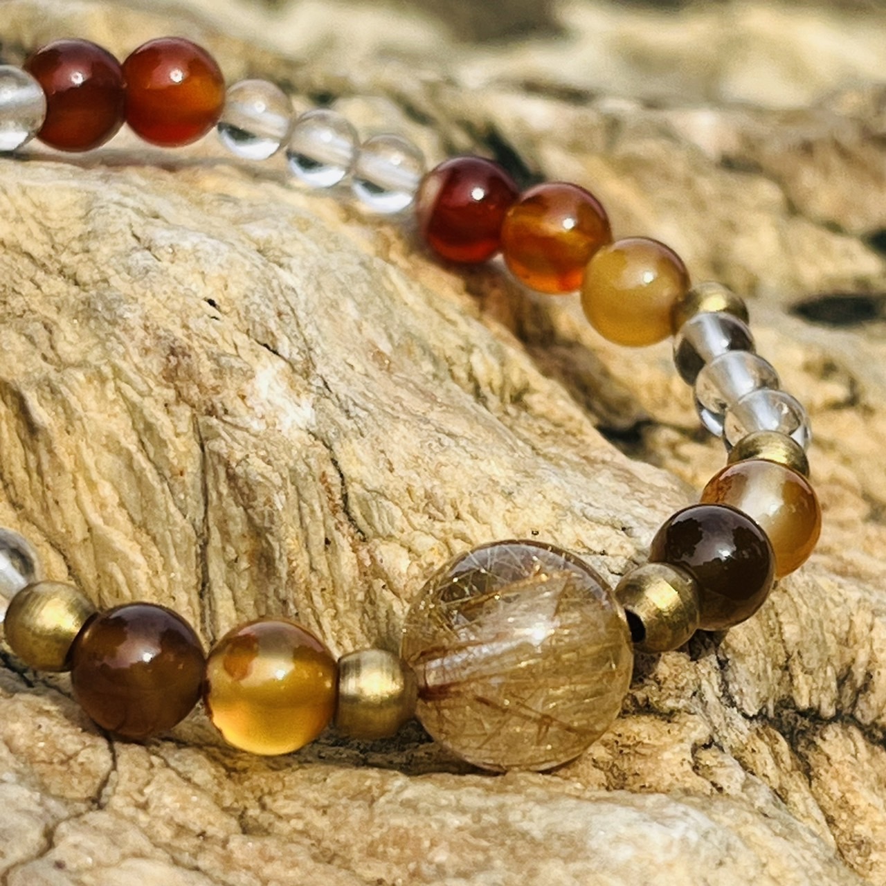 [Pachamama 帕查瑪瑪] 北紅瑪瑙+鈦髮晶+白水晶+尼泊爾黃銅｜設計款水晶手串｜生命靈數水晶手串