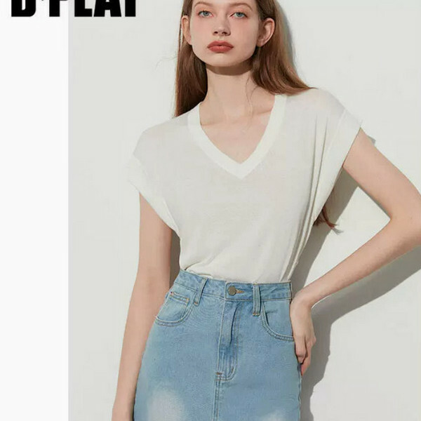 V-neck thin knit top