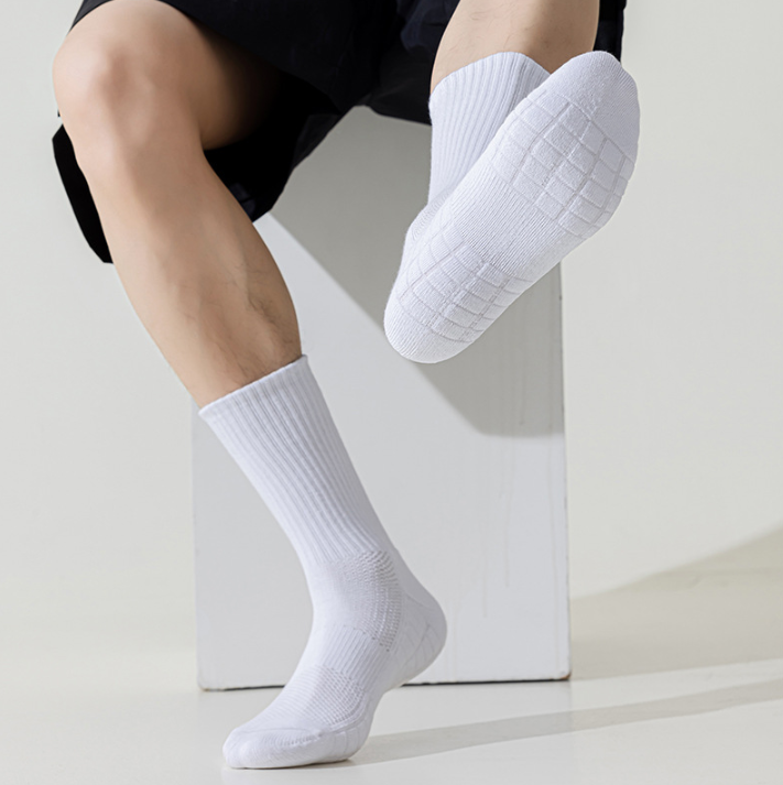 超舒適立體減震設計毛巾底襪，運動首選款。