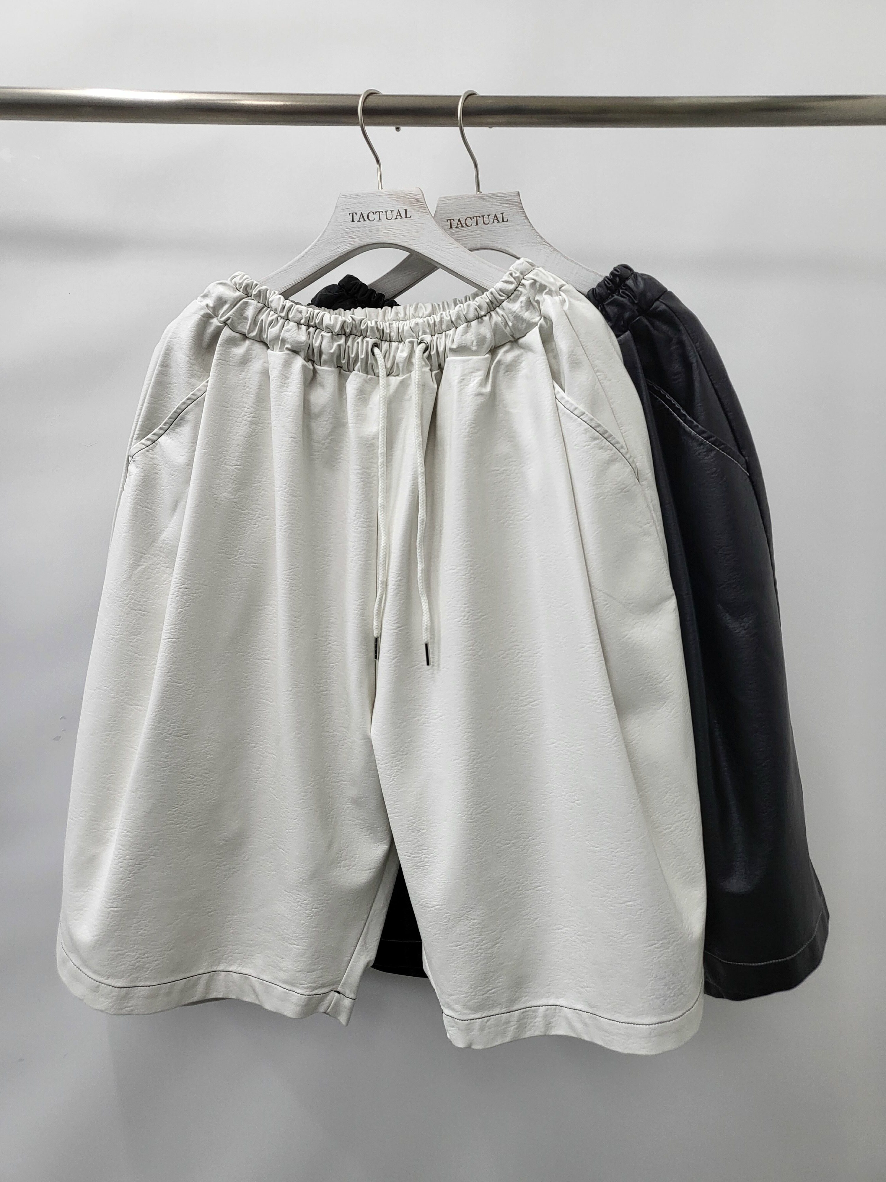 合成皮短褲 P2526