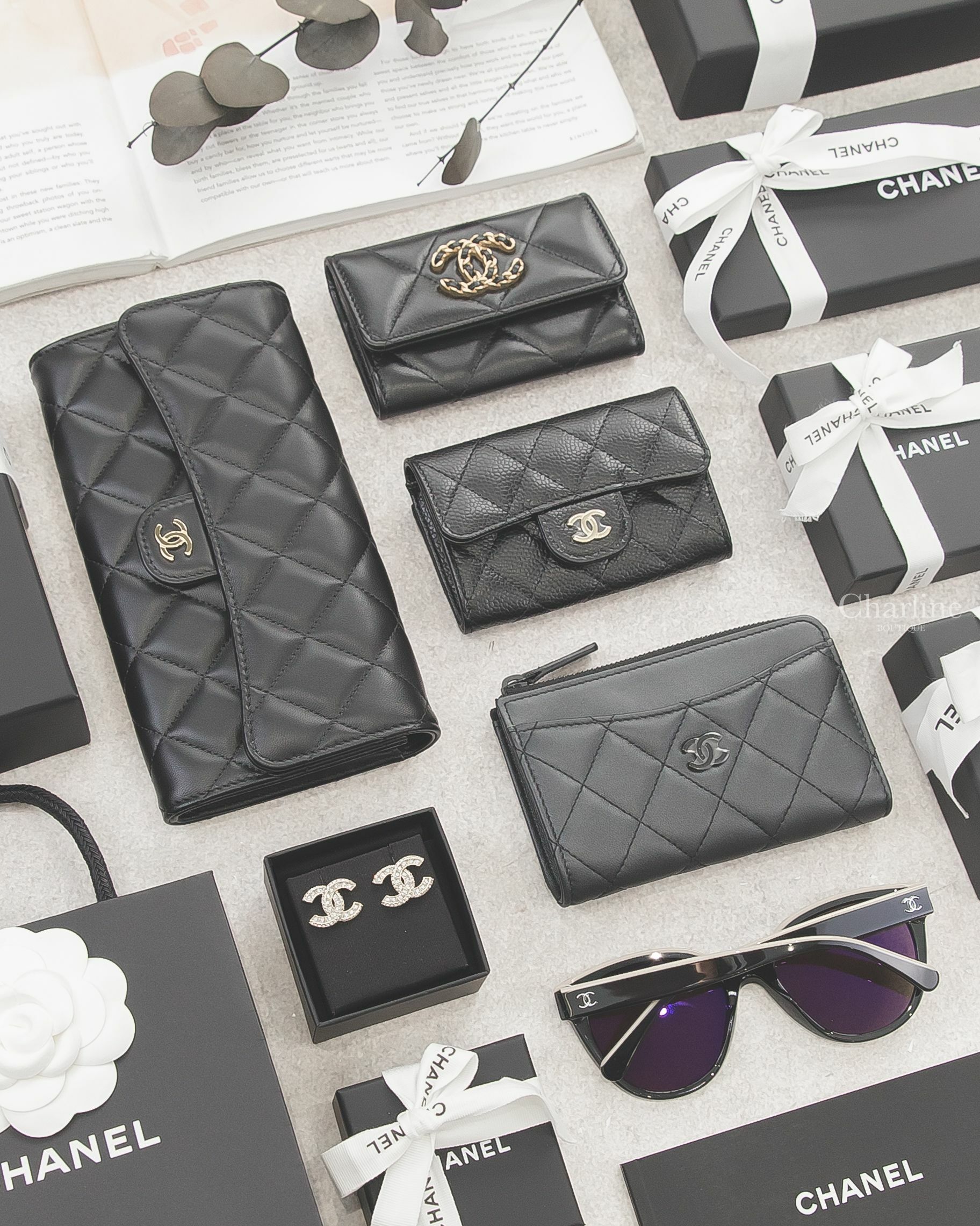 Chanel 黑色黑CC菱格紋卡片零錢夾,黑色金鍊帶CC大菱格卡片夾,黑色金CC荔枝菱格紋零錢夾,黑色金CC小羊皮菱格紋酒紅內裡前釦式長夾,金色方格CC水鑽耳環,黑色拼裸底銀CC太陽眼鏡-Charline Boutique 精品代購