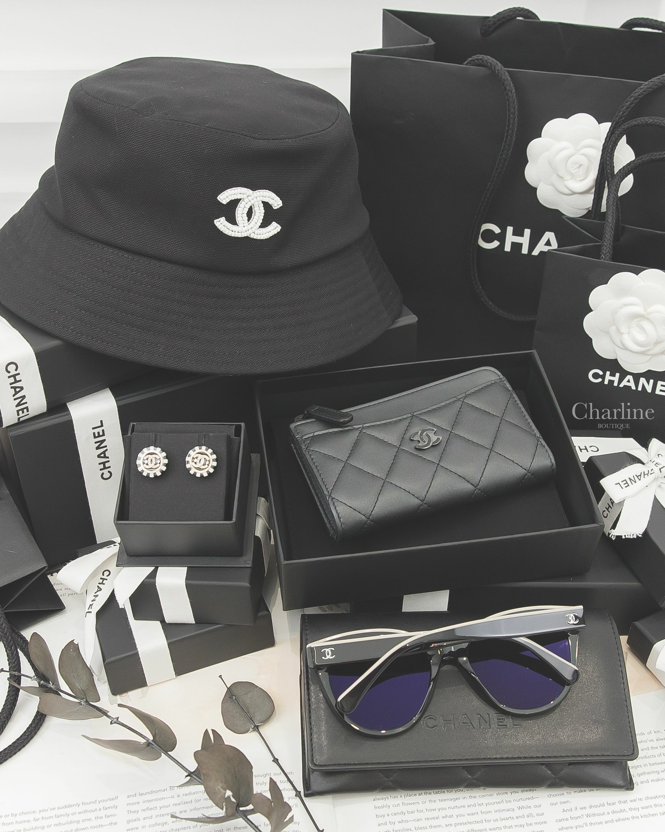 Chanel 黑色拼裸底黑字蝴蝶型咖啡色鏡片銀CC太陽眼鏡,黑白相間金色水鑽CC金框圓形耳環,黑色黑CC菱格紋小羊皮卡片拉鍊零錢夾,黑底白色珠珠CC拼黑紅格紋內裡棉質漁夫帽-Charline Boutique 精品代購