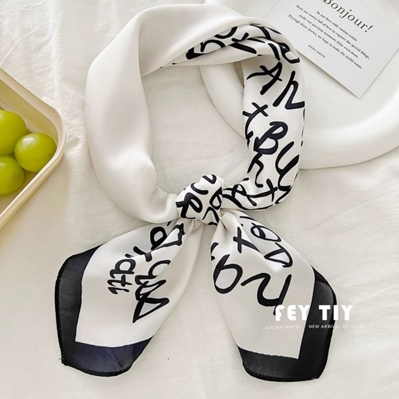 塗鴉字母絲巾
