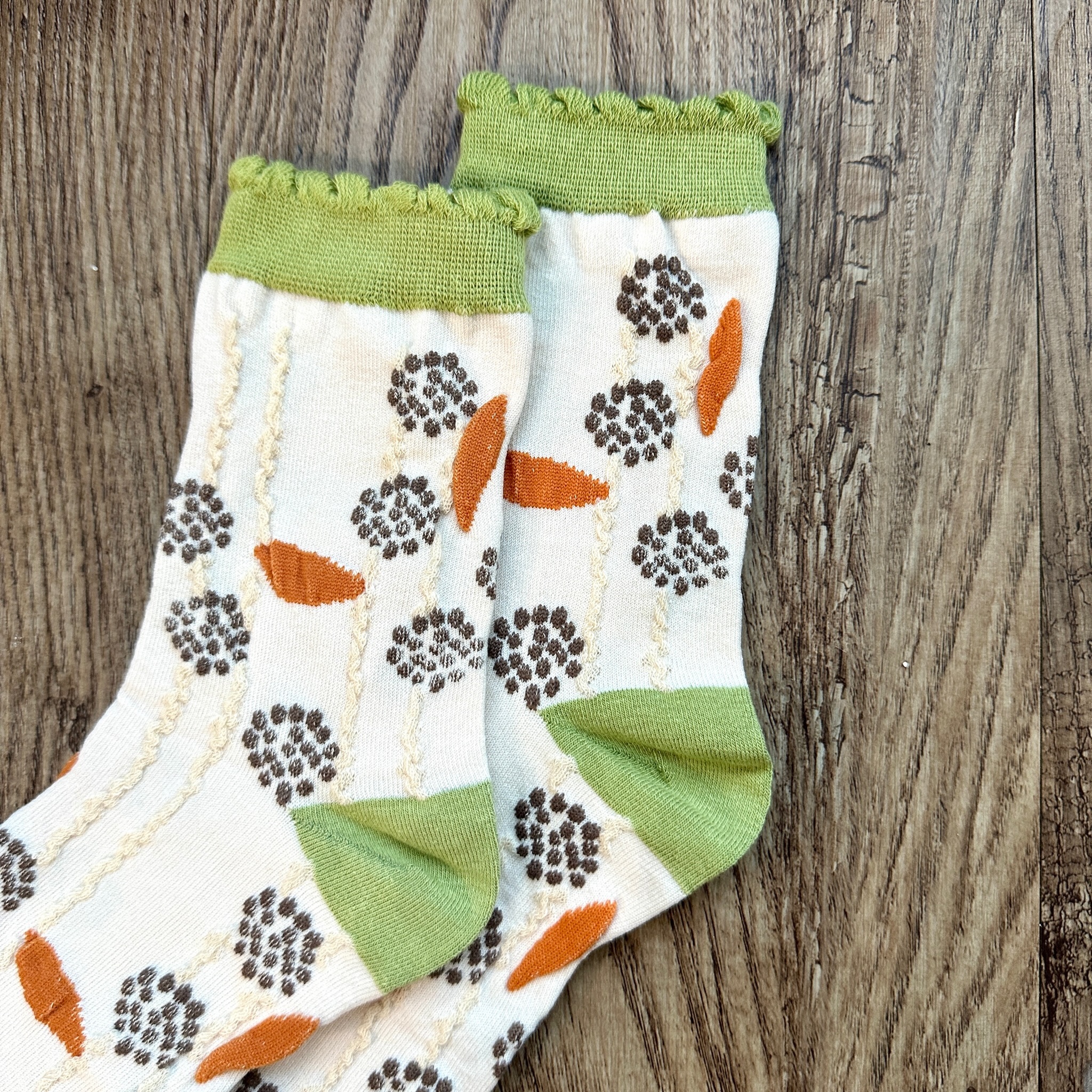 米色植物圖案中筒襪