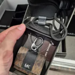 [S] MICHAEL KORS 36F2LGFL0B GIFTING AIRPOD CASE,BROWN/BLACK, 196163417561 (SMK439)