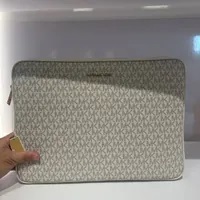 [S] MICHAEL KORS 35T1GTVN7B JET SET TRAVEL LG LAPTOP CASE,LT CREAM MULTI, 196163112701 (SMK467)