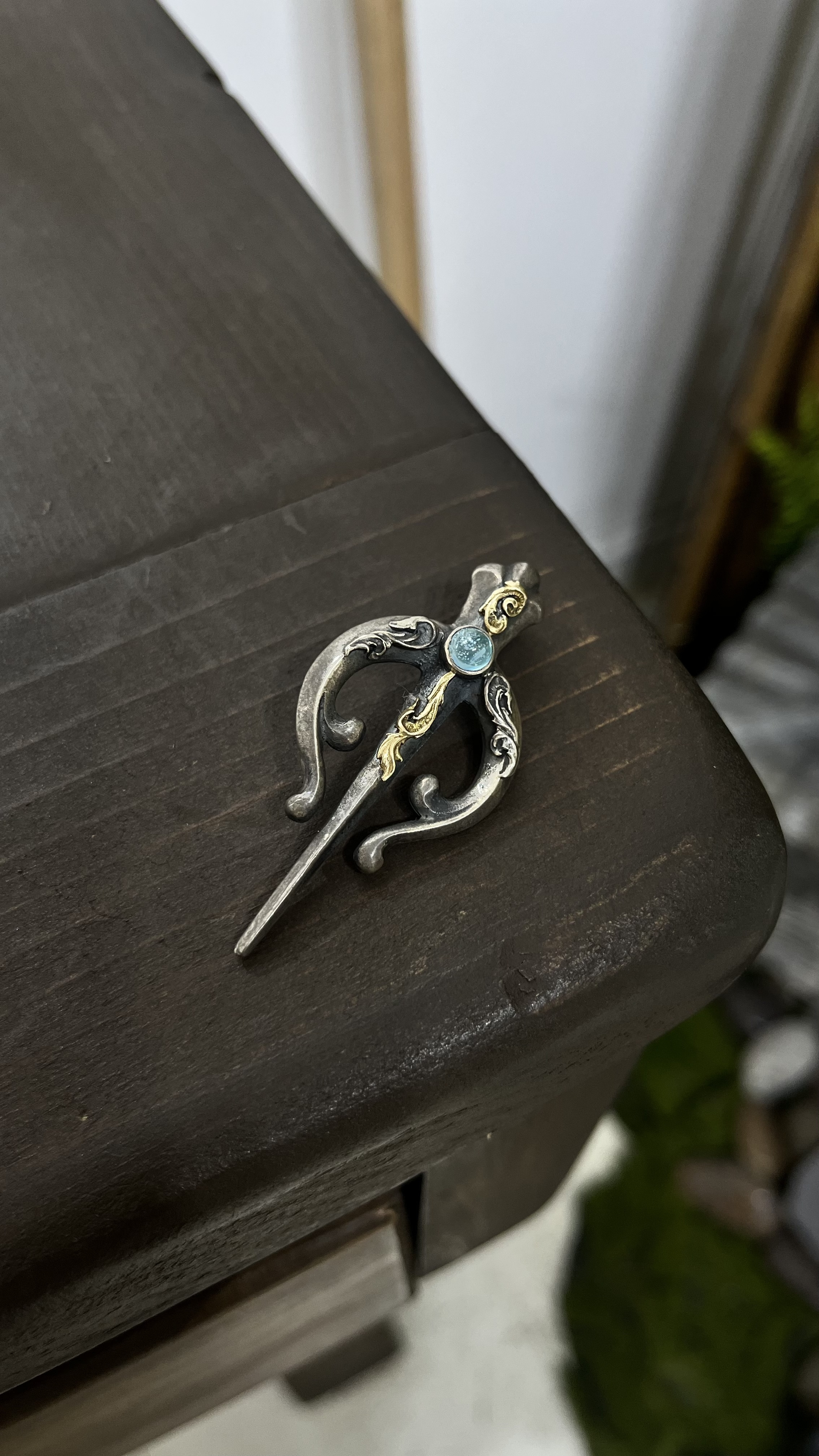 藍托帕石月牙吊墜