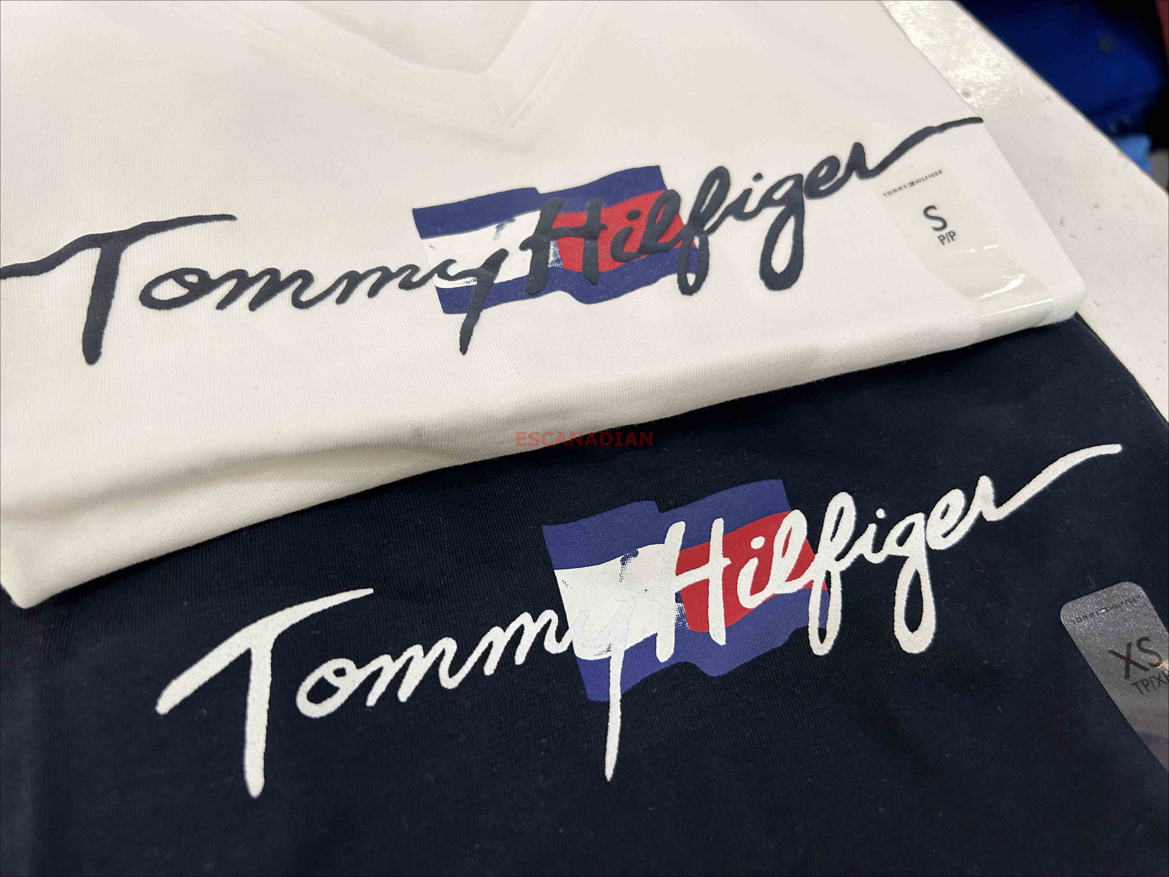 TOMMY 女大人 V領 國旗 草寫字樣 短TEE (2色)