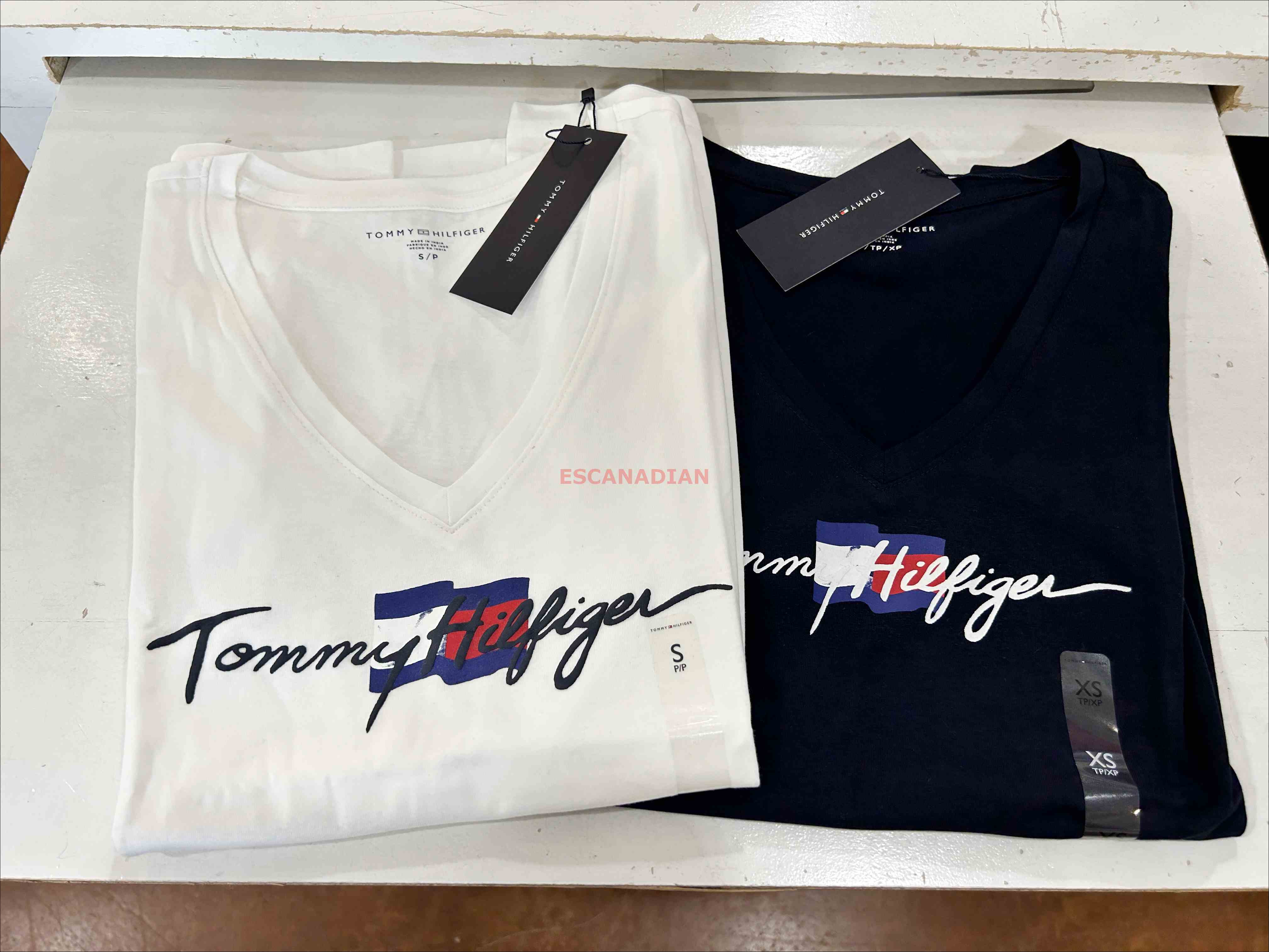 TOMMY 女大人 V領 國旗 草寫字樣 短TEE (2色)