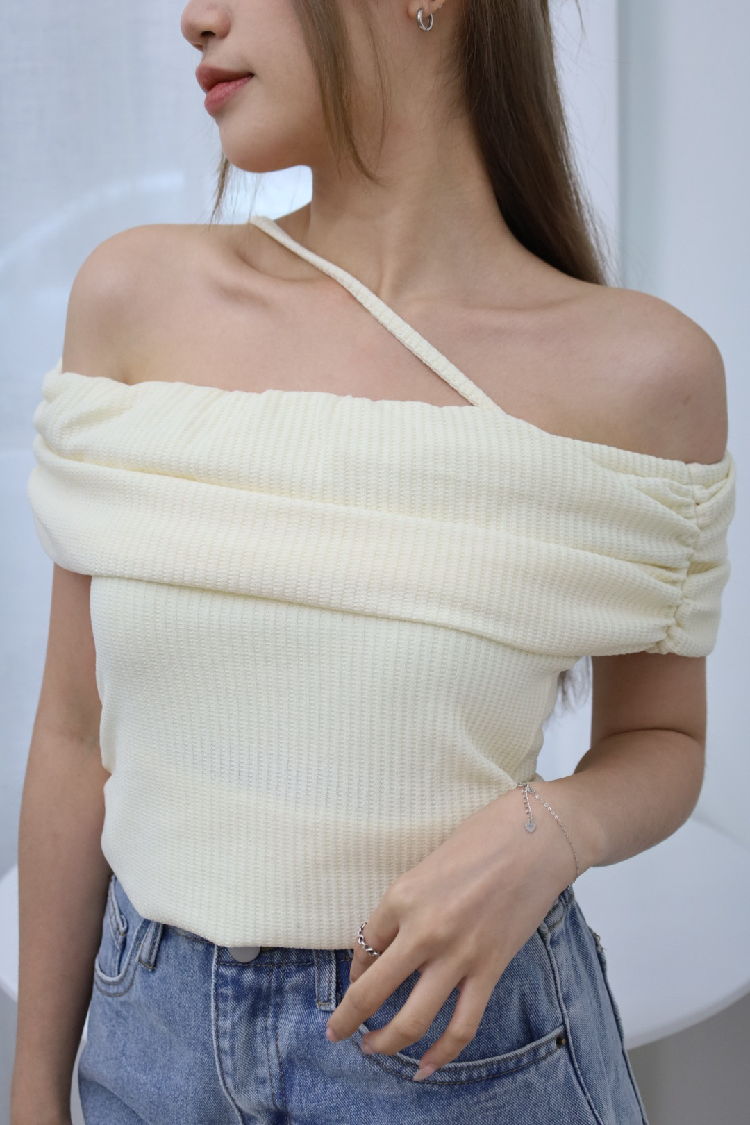 側抓皺一字領斜線上衣